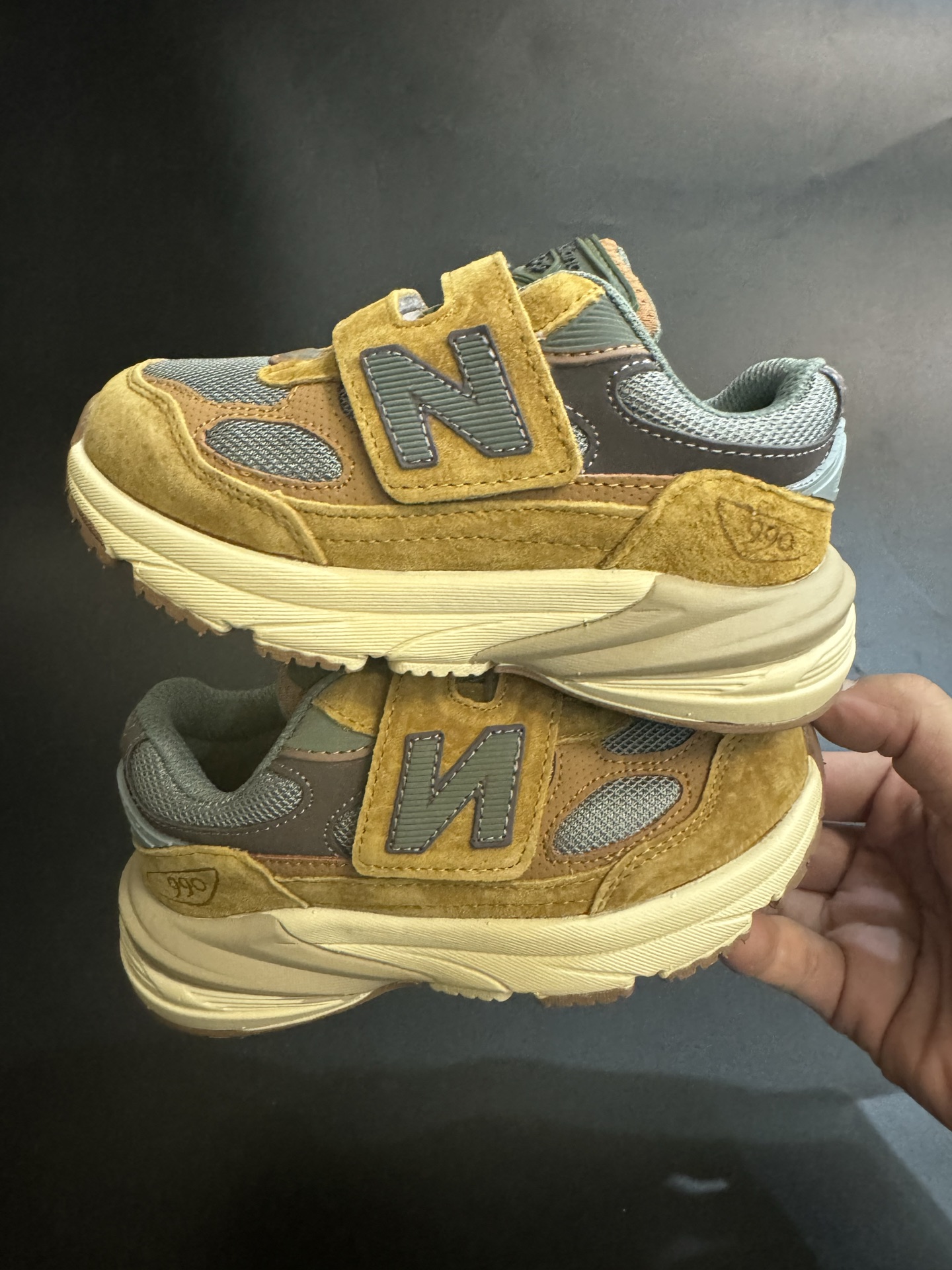 图片[7]-新色出货 王炸爆款NB990 V6猪八皮魔术贴童鞋 新百L 990 高端美产系列经典复古休闲运动慢跑鞋，采用上乘猪麂皮结合网眼材质制作鞋身👏同时保留了双层填充鞋领、侧身「N」字 Logo、皮革后跟皮牌与 TPU 鞋跟设计，并搭载招牌 ENCAP 橡胶大底确保穿着舒适性👍尺码26-37-选品中心