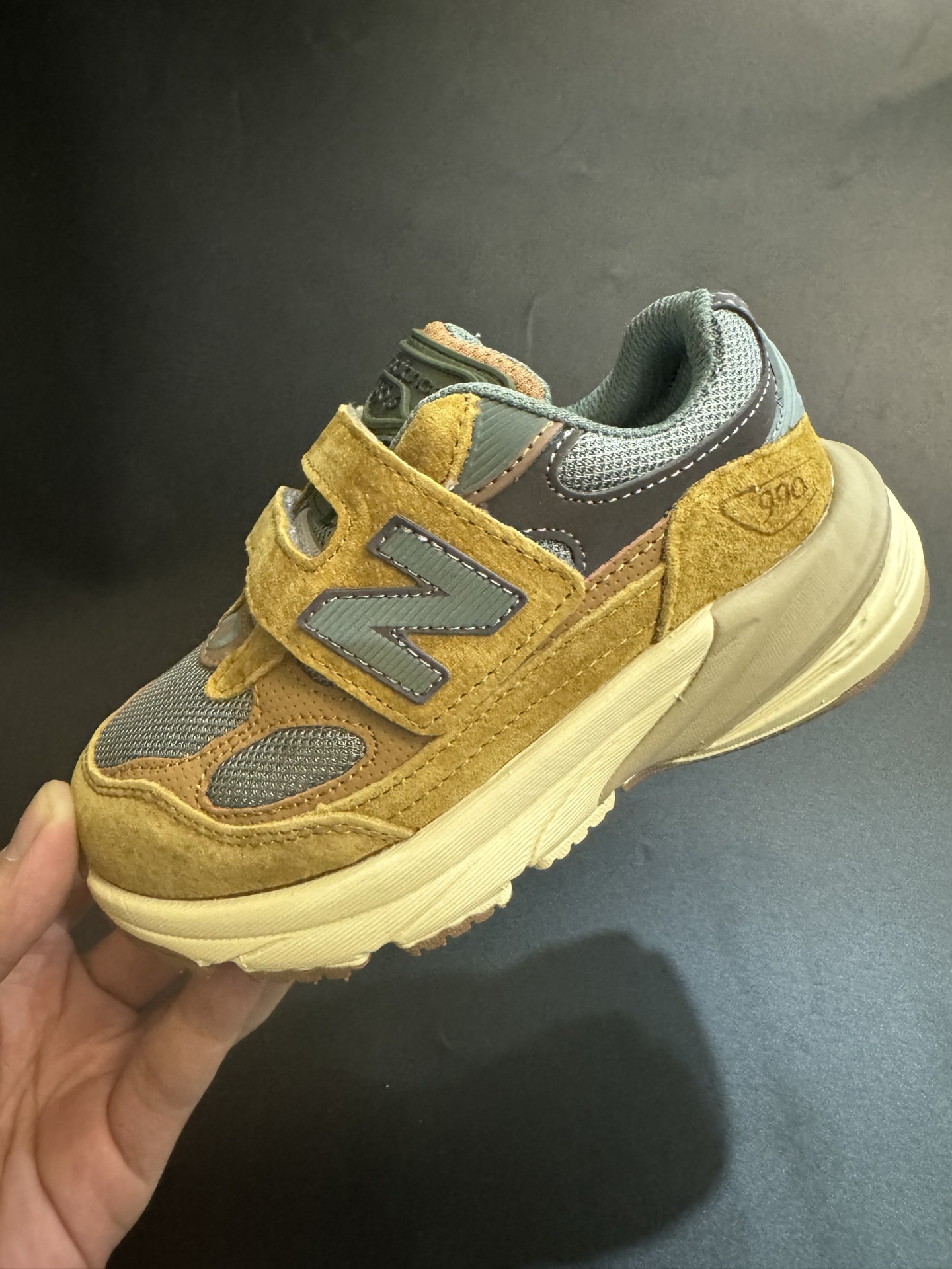 图片[8]-新色出货 王炸爆款NB990 V6猪八皮魔术贴童鞋 新百L 990 高端美产系列经典复古休闲运动慢跑鞋，采用上乘猪麂皮结合网眼材质制作鞋身👏同时保留了双层填充鞋领、侧身「N」字 Logo、皮革后跟皮牌与 TPU 鞋跟设计，并搭载招牌 ENCAP 橡胶大底确保穿着舒适性👍尺码26-37-选品中心