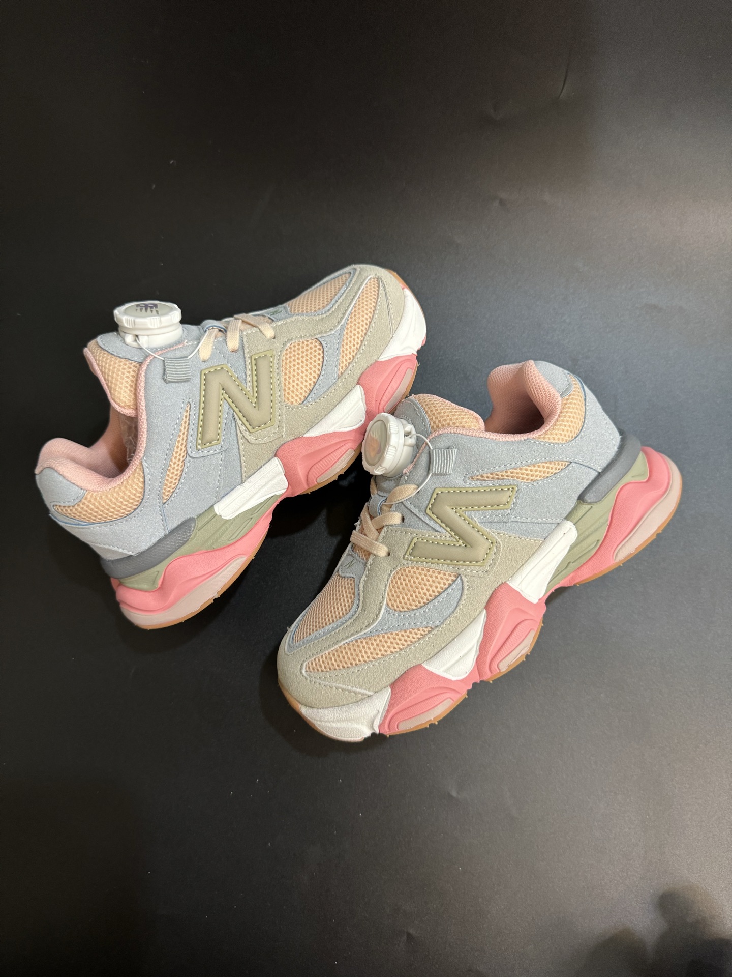 图片[9]-海外版NB新款9060锁扣儿童运动鞋 尺码：24-37码 经典NB9060系列🔥 优质锁扣设计，穿脱方便✌🏻 优质耐磨防滑大底，脚感超赞👍🏻-选品中心