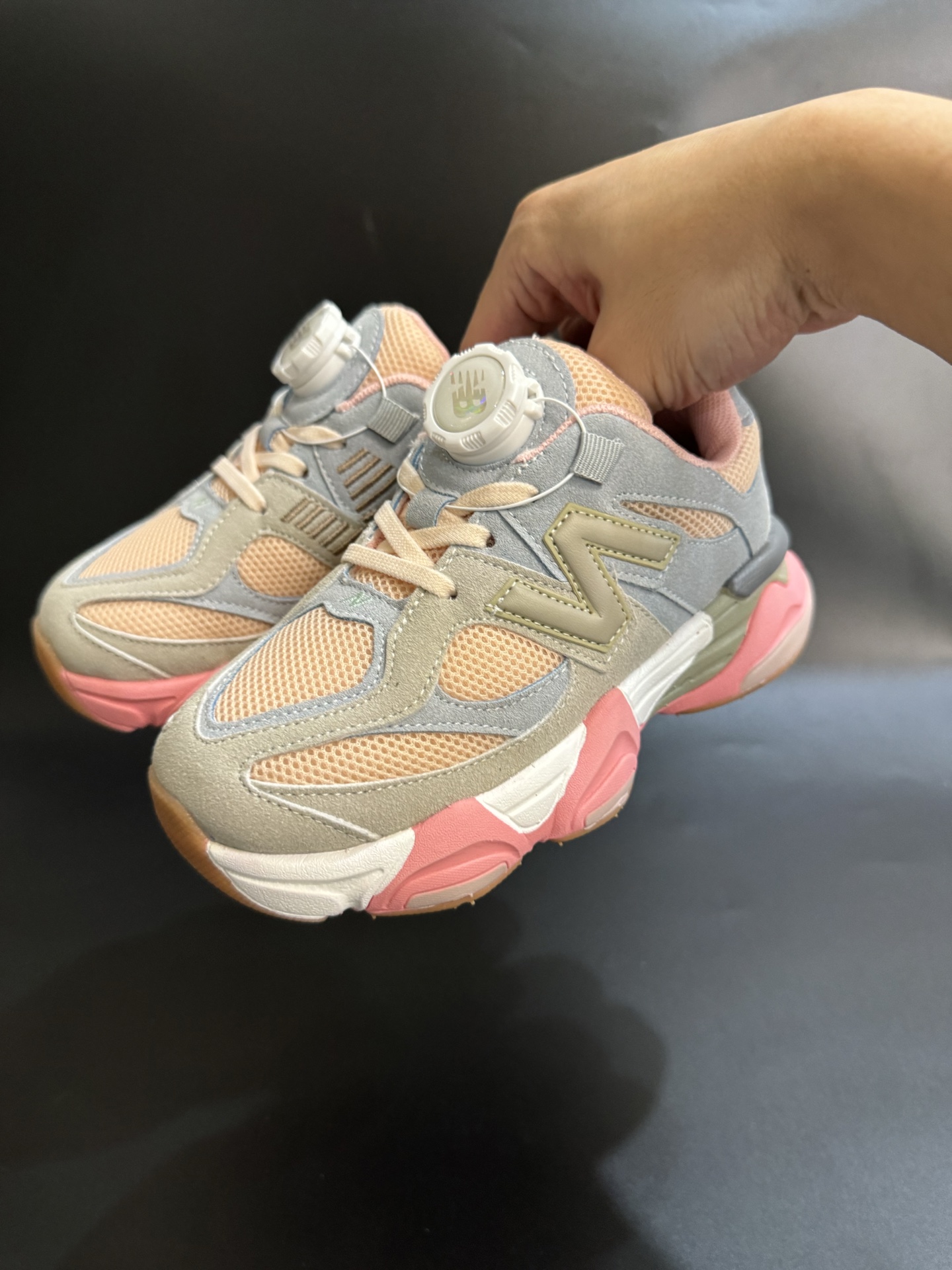 图片[2]-海外版NB新款9060锁扣儿童运动鞋 尺码：24-37码 经典NB9060系列🔥 优质锁扣设计，穿脱方便✌🏻 优质耐磨防滑大底，脚感超赞👍🏻-选品中心