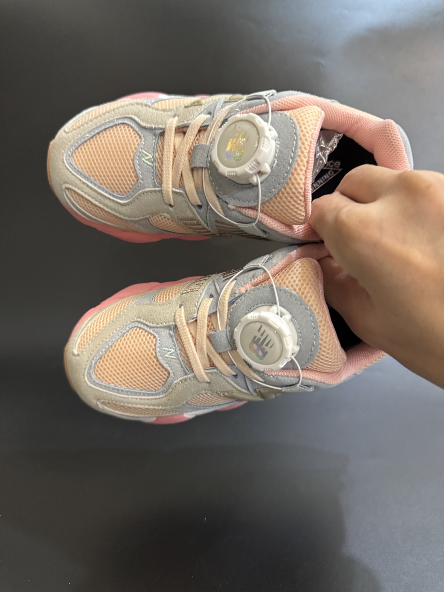 海外版NB新款9060锁扣儿童运动鞋 尺码：24-37码 经典NB9060系列🔥 优质锁扣设计，穿脱方便✌🏻 优质耐磨防滑大底，脚感超赞👍🏻-选品中心