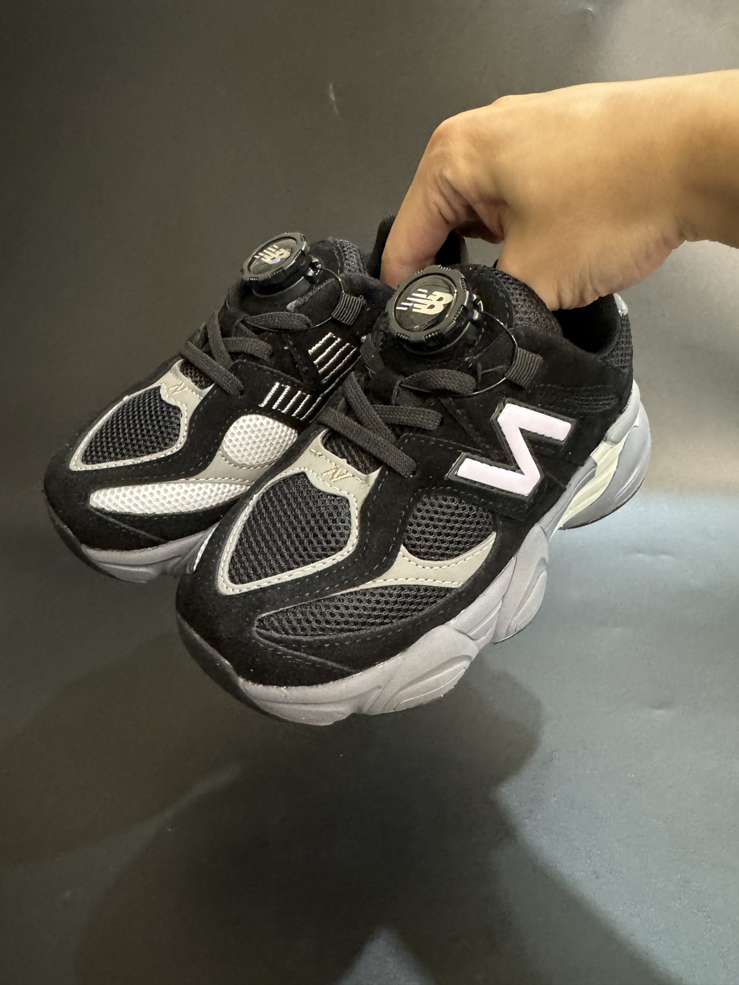 图片[2]-海外版NB新款9060锁扣儿童运动鞋 尺码：24-37码 经典NB9060系列🔥 优质锁扣设计，穿脱方便✌🏻 优质耐磨防滑大底，脚感超赞👍🏻-选品中心