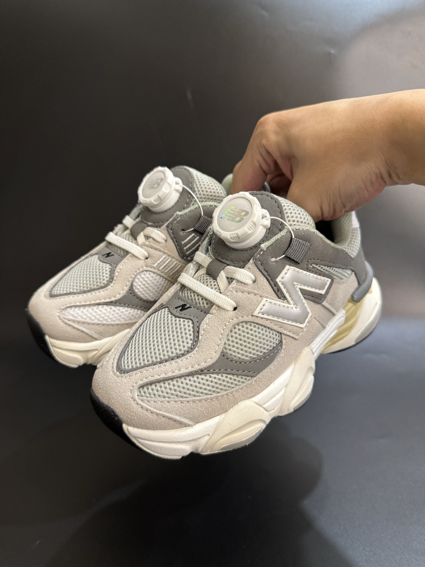 图片[2]-海外版NB新款9060锁扣儿童运动鞋 尺码：24-37码 经典NB9060系列🔥 优质锁扣设计，穿脱方便✌🏻 优质耐磨防滑大底，脚感超赞👍🏻-选品中心