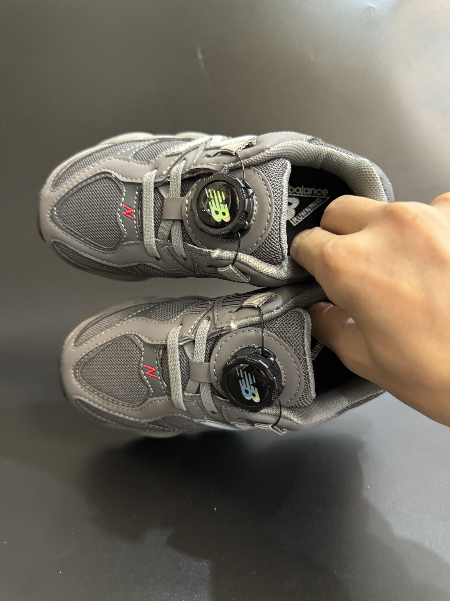 新色出货 海外版NB新款9060锁扣儿童运动鞋 尺码：24-37码 经典NB9060系列🔥 优质锁扣设计，穿脱方便✌🏻 优质耐磨防滑大底，脚感超赞👍🏻-选品中心