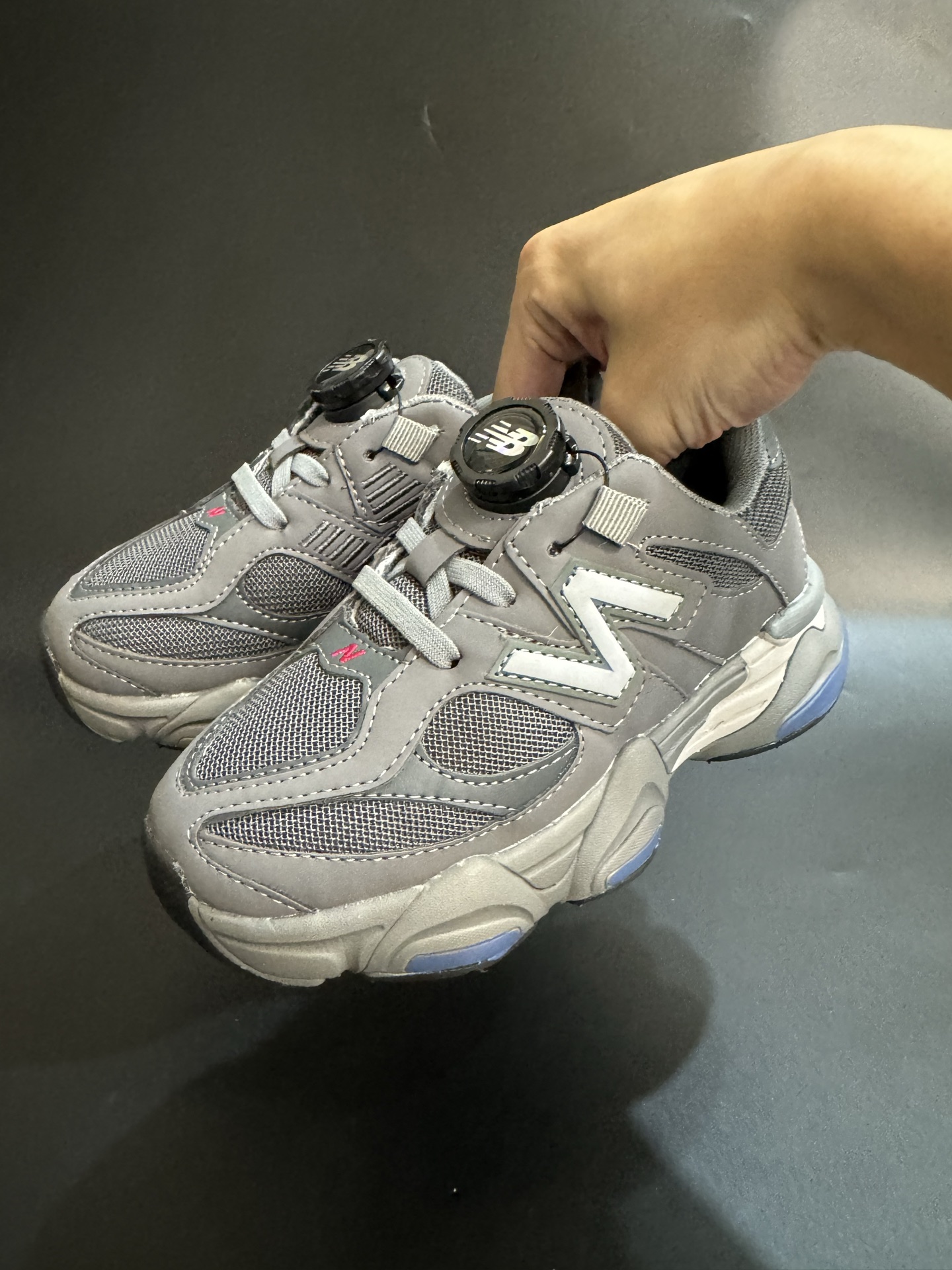 图片[2]-新色出货 海外版NB新款9060锁扣儿童运动鞋 尺码：24-37码 经典NB9060系列🔥 优质锁扣设计，穿脱方便✌🏻 优质耐磨防滑大底，脚感超赞👍🏻-选品中心