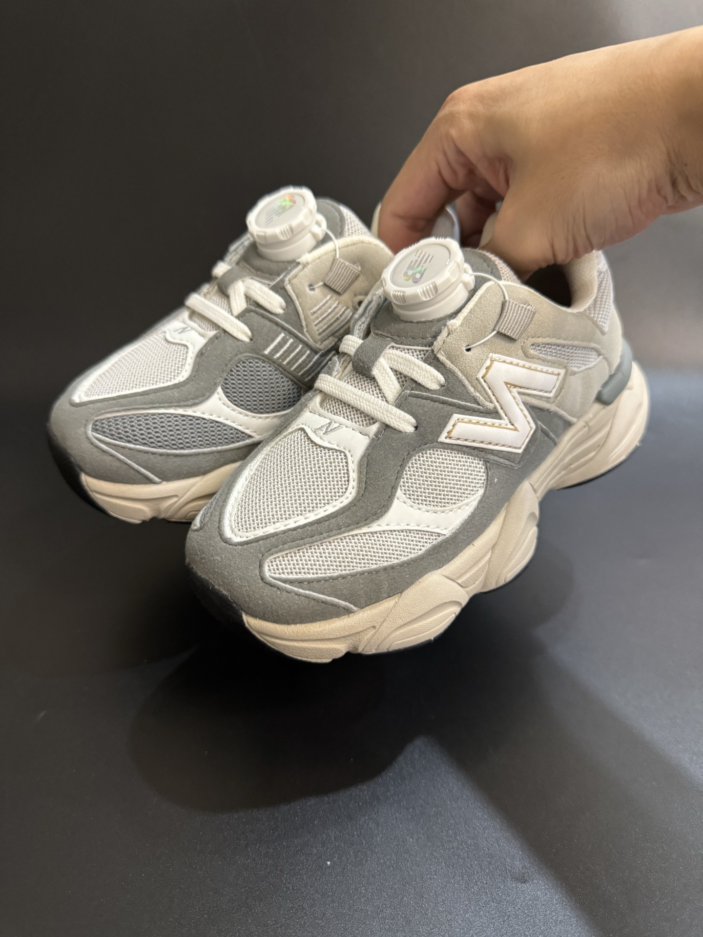 图片[2]-新色出货 海外版NB新款9060锁扣儿童运动鞋 尺码：24-37码 经典NB9060系列🔥 优质锁扣设计，穿脱方便✌🏻 优质耐磨防滑大底，脚感超赞👍🏻-选品中心