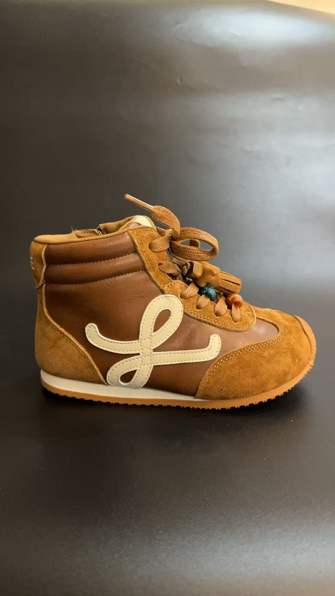 新款罗意威高帮复古风儿童时尚休闲鞋运动鞋 尺码：26-37码 潮童时髦精必备单品❤️ 拉链设计，穿脱方便✌🏻 优质面料拼接，质感满满💯 橡胶耐磨防滑大底，脚感不言而喻☁️-选品中心