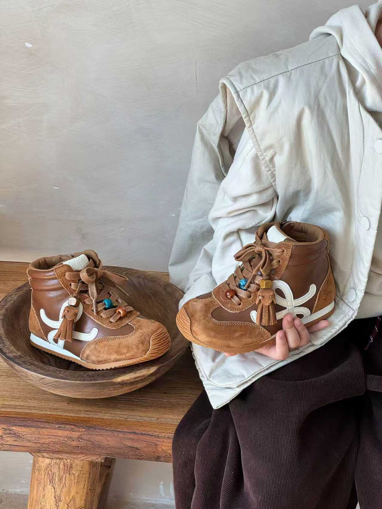 图片[4]-新款罗意威高帮复古风儿童时尚休闲鞋运动鞋 尺码：26-37码 潮童时髦精必备单品❤️ 拉链设计，穿脱方便✌🏻 优质面料拼接，质感满满💯 橡胶耐磨防滑大底，脚感不言而喻☁️-选品中心