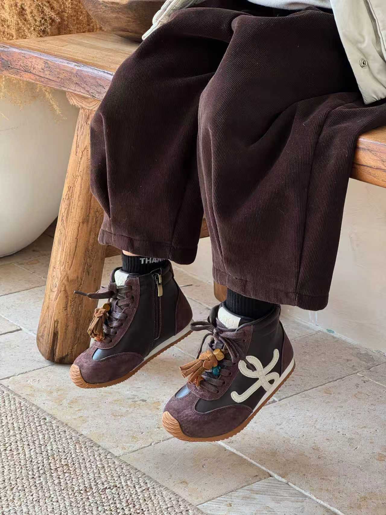 图片[7]-新款罗意威高帮复古风儿童时尚休闲鞋运动鞋 尺码：26-37码 潮童时髦精必备单品❤️ 拉链设计，穿脱方便✌🏻 优质面料拼接，质感满满💯 橡胶耐磨防滑大底，脚感不言而喻☁️-选品中心