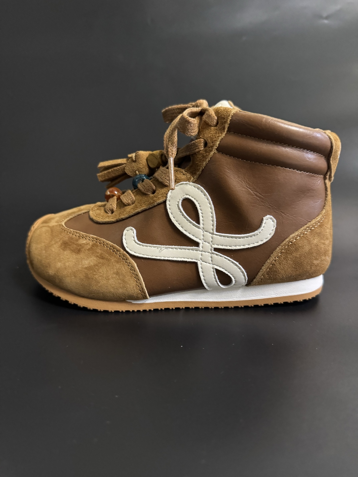 放 新款罗意威高帮复古风儿童时尚休闲鞋运动鞋 尺码：26-37码 潮童时髦精必备单品❤️ 拉链设计，穿脱方便✌🏻 优质面料拼接，质感满满💯 橡胶耐磨防滑大底，脚感不言而喻☁️-选品中心