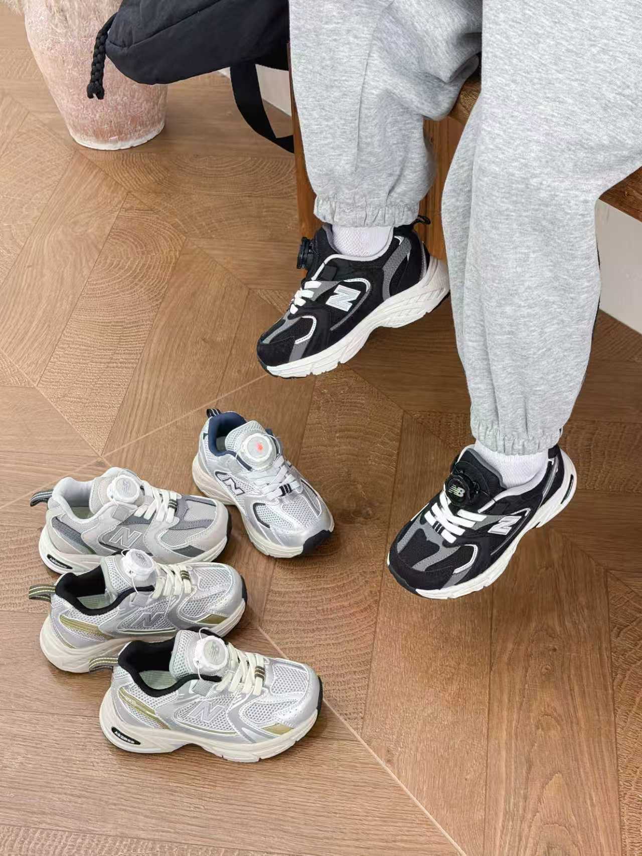 图片[5]-NB530旋转纽扣童鞋透气舒适运动鞋 尺码：26-37码 🌈对于许多家长来说，找到既美观又实用的儿童鞋是件棘手的事。但当谈到NB530旋转纽扣童鞋时，一切问题迎刃而解！这些鞋子不仅让宝宝们看起来更加可爱，而且穿脱也变得极其简单。🚀 🎈 旋转纽扣的设计不仅时尚，还非常便于小朋友们自己穿鞋。同时也减轻了父母每天早上匆忙帮孩子穿衣的压力。🌟 🌿 这些鞋子采用环保材料制成，对宝宝娇嫩的脚丫十分友好。柔软且透气的内里设计，保证了即使在炎炎夏日，宝宝也能感受到舒适。🌞 🎉 最重要的是，NB530童鞋的外观设计既简约又不失时尚感，无论是去公园玩耍还是参加家庭聚会，都是完美的选择。🎈-选品中心