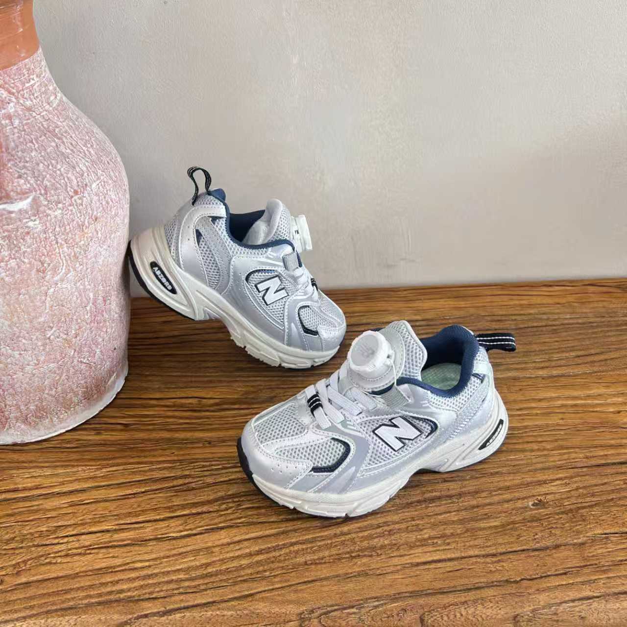 图片[3]-NB530旋转纽扣童鞋透气舒适运动鞋 尺码：26-37码 🌈对于许多家长来说，找到既美观又实用的儿童鞋是件棘手的事。但当谈到NB530旋转纽扣童鞋时，一切问题迎刃而解！这些鞋子不仅让宝宝们看起来更加可爱，而且穿脱也变得极其简单。🚀 🎈 旋转纽扣的设计不仅时尚，还非常便于小朋友们自己穿鞋。同时也减轻了父母每天早上匆忙帮孩子穿衣的压力。🌟. 🌿 这些鞋子采用环保材料制成，对宝宝娇嫩的脚丫十分友好。柔软且透气的内里设计，保证了即使在炎炎夏日，宝宝也能感受到舒适。🌞 🎉 最重要的是，NB530童鞋的外观设计既简约又不失时尚感，无论是去公园玩耍还是参加家庭聚会，都是完美的选择。🎈-选品中心