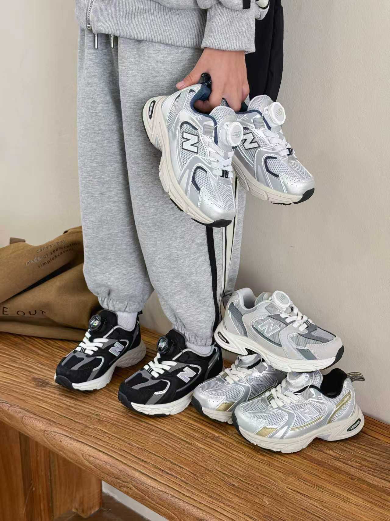 图片[6]-NB530旋转纽扣童鞋透气舒适运动鞋 尺码：26-37码 🌈对于许多家长来说，找到既美观又实用的儿童鞋是件棘手的事。但当谈到NB530旋转纽扣童鞋时，一切问题迎刃而解！这些鞋子不仅让宝宝们看起来更加可爱，而且穿脱也变得极其简单。🚀 🎈 旋转纽扣的设计不仅时尚，还非常便于小朋友们自己穿鞋。同时也减轻了父母每天早上匆忙帮孩子穿衣的压力。🌟 🌿 这些鞋子采用环保材料制成，对宝宝娇嫩的脚丫十分友好。柔软且透气的内里设计，保证了即使在炎炎夏日，宝宝也能感受到舒适。🌞 🎉 最重要的是，NB530童鞋的外观设计既简约又不失时尚感，无论是去公园玩耍还是参加家庭聚会，都是完美的选择。🎈-选品中心