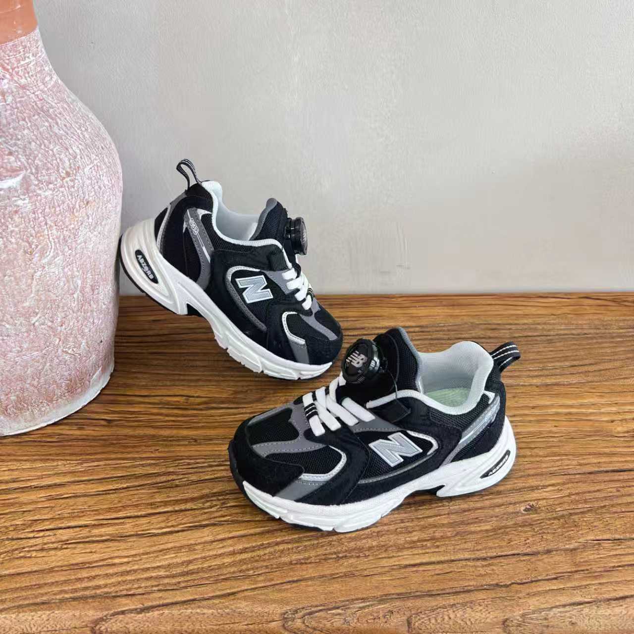 图片[2]-NB530旋转纽扣童鞋透气舒适运动鞋 尺码：26-37码 🌈对于许多家长来说，找到既美观又实用的儿童鞋是件棘手的事。但当谈到NB530旋转纽扣童鞋时，一切问题迎刃而解！这些鞋子不仅让宝宝们看起来更加可爱，而且穿脱也变得极其简单。🚀 🎈 旋转纽扣的设计不仅时尚，还非常便于小朋友们自己穿鞋。同时也减轻了父母每天早上匆忙帮孩子穿衣的压力。🌟. 🌿 这些鞋子采用环保材料制成，对宝宝娇嫩的脚丫十分友好。柔软且透气的内里设计，保证了即使在炎炎夏日，宝宝也能感受到舒适。🌞 🎉 最重要的是，NB530童鞋的外观设计既简约又不失时尚感，无论是去公园玩耍还是参加家庭聚会，都是完美的选择。🎈-选品中心