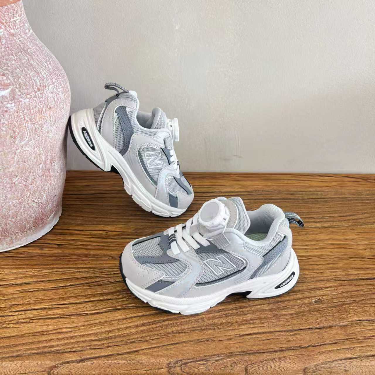 NB530旋转纽扣童鞋透气舒适运动鞋 尺码：26-37码 🌈对于许多家长来说，找到既美观又实用的儿童鞋是件棘手的事。但当谈到NB530旋转纽扣童鞋时，一切问题迎刃而解！这些鞋子不仅让宝宝们看起来更加可爱，而且穿脱也变得极其简单。🚀 🎈 旋转纽扣的设计不仅时尚，还非常便于小朋友们自己穿鞋。同时也减轻了父母每天早上匆忙帮孩子穿衣的压力。🌟. 🌿 这些鞋子采用环保材料制成，对宝宝娇嫩的脚丫十分友好。柔软且透气的内里设计，保证了即使在炎炎夏日，宝宝也能感受到舒适。🌞 🎉 最重要的是，NB530童鞋的外观设计既简约又不失时尚感，无论是去公园玩耍还是参加家庭聚会，都是完美的选择。🎈-选品中心