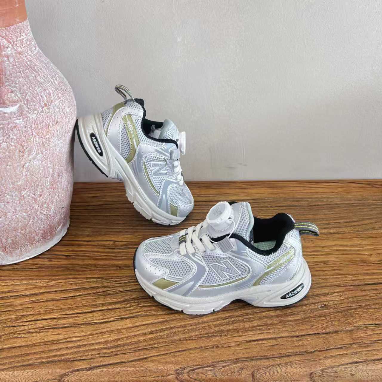 图片[4]-NB530旋转纽扣童鞋透气舒适运动鞋 尺码：26-37码 🌈对于许多家长来说，找到既美观又实用的儿童鞋是件棘手的事。但当谈到NB530旋转纽扣童鞋时，一切问题迎刃而解！这些鞋子不仅让宝宝们看起来更加可爱，而且穿脱也变得极其简单。🚀 🎈 旋转纽扣的设计不仅时尚，还非常便于小朋友们自己穿鞋。同时也减轻了父母每天早上匆忙帮孩子穿衣的压力。🌟. 🌿 这些鞋子采用环保材料制成，对宝宝娇嫩的脚丫十分友好。柔软且透气的内里设计，保证了即使在炎炎夏日，宝宝也能感受到舒适。🌞 🎉 最重要的是，NB530童鞋的外观设计既简约又不失时尚感，无论是去公园玩耍还是参加家庭聚会，都是完美的选择。🎈-选品中心