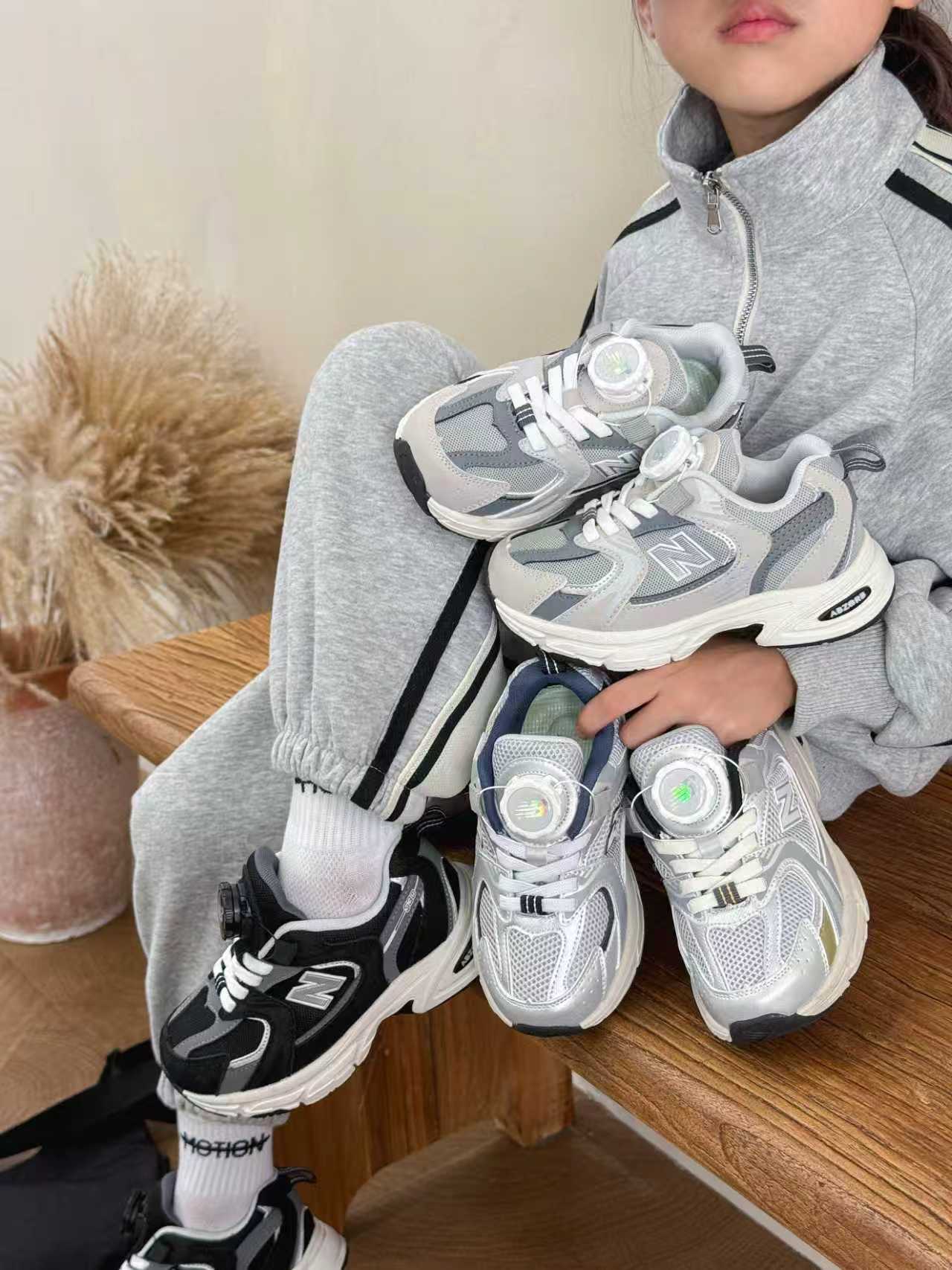 图片[5]-NB530旋转纽扣童鞋透气舒适运动鞋 尺码：26-37码 🌈对于许多家长来说，找到既美观又实用的儿童鞋是件棘手的事。但当谈到NB530旋转纽扣童鞋时，一切问题迎刃而解！这些鞋子不仅让宝宝们看起来更加可爱，而且穿脱也变得极其简单。🚀 🎈 旋转纽扣的设计不仅时尚，还非常便于小朋友们自己穿鞋。同时也减轻了父母每天早上匆忙帮孩子穿衣的压力。🌟. 🌿 这些鞋子采用环保材料制成，对宝宝娇嫩的脚丫十分友好。柔软且透气的内里设计，保证了即使在炎炎夏日，宝宝也能感受到舒适。🌞 🎉 最重要的是，NB530童鞋的外观设计既简约又不失时尚感，无论是去公园玩耍还是参加家庭聚会，都是完美的选择。🎈-选品中心