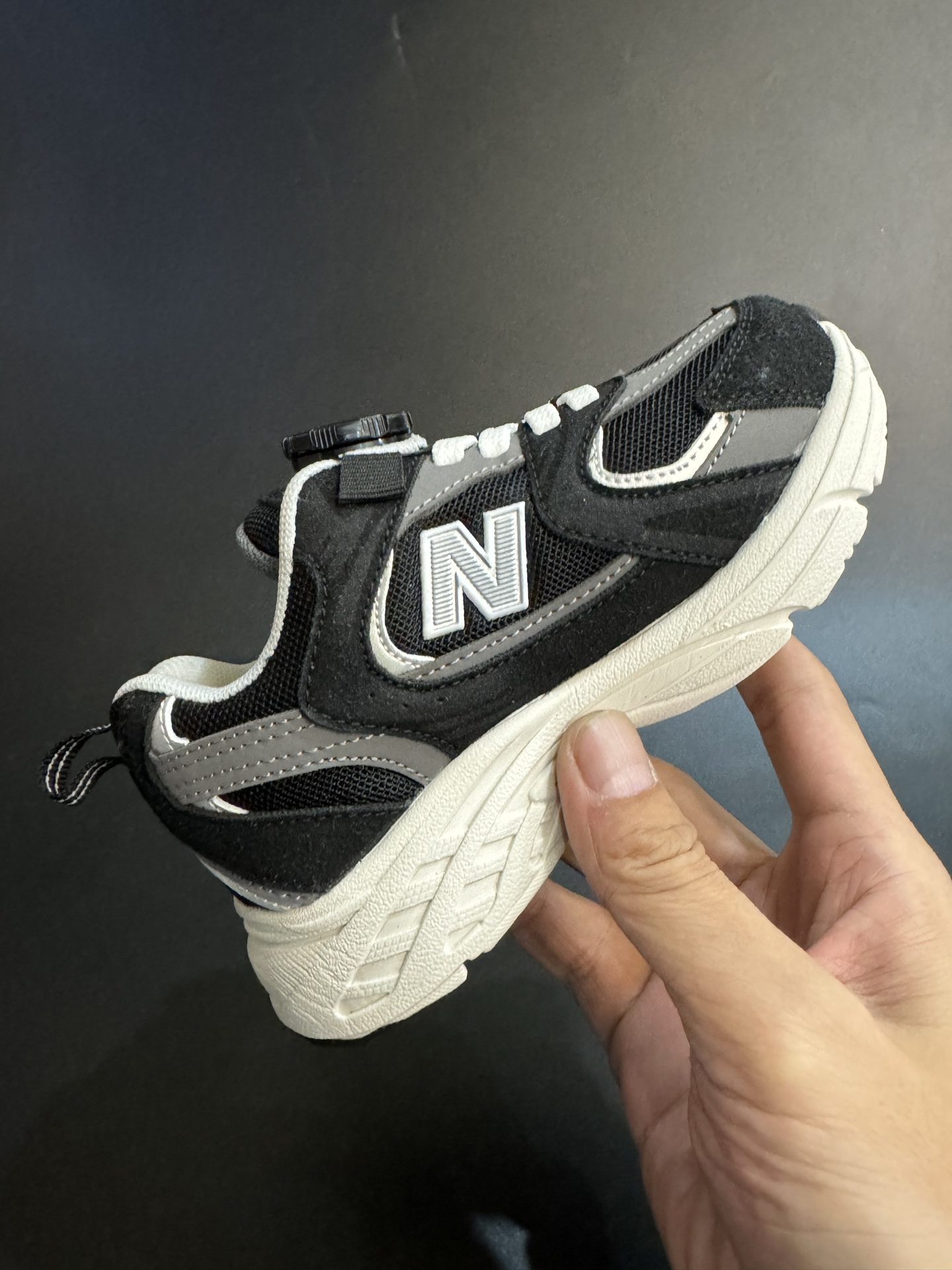 图片[5]-NB530旋转纽扣童鞋透气舒适运动鞋 尺码：26-37码 🌈对于许多家长来说，找到既美观又实用的儿童鞋是件棘手的事。但当谈到NB530旋转纽扣童鞋时，一切问题迎刃而解！这些鞋子不仅让宝宝们看起来更加可爱，而且穿脱也变得极其简单。🚀 🎈 旋转纽扣的设计不仅时尚，还非常便于小朋友们自己穿鞋。同时也减轻了父母每天早上匆忙帮孩子穿衣的压力。🌟 🌿 这些鞋子采用环保材料制成，对宝宝娇嫩的脚丫十分友好。柔软且透气的内里设计，保证了即使在炎炎夏日，宝宝也能感受到舒适。🌞 🎉 最重要的是，NB530童鞋的外观设计既简约又不失时尚感，无论是去公园玩耍还是参加家庭聚会，都是完美的选择。🎈-选品中心