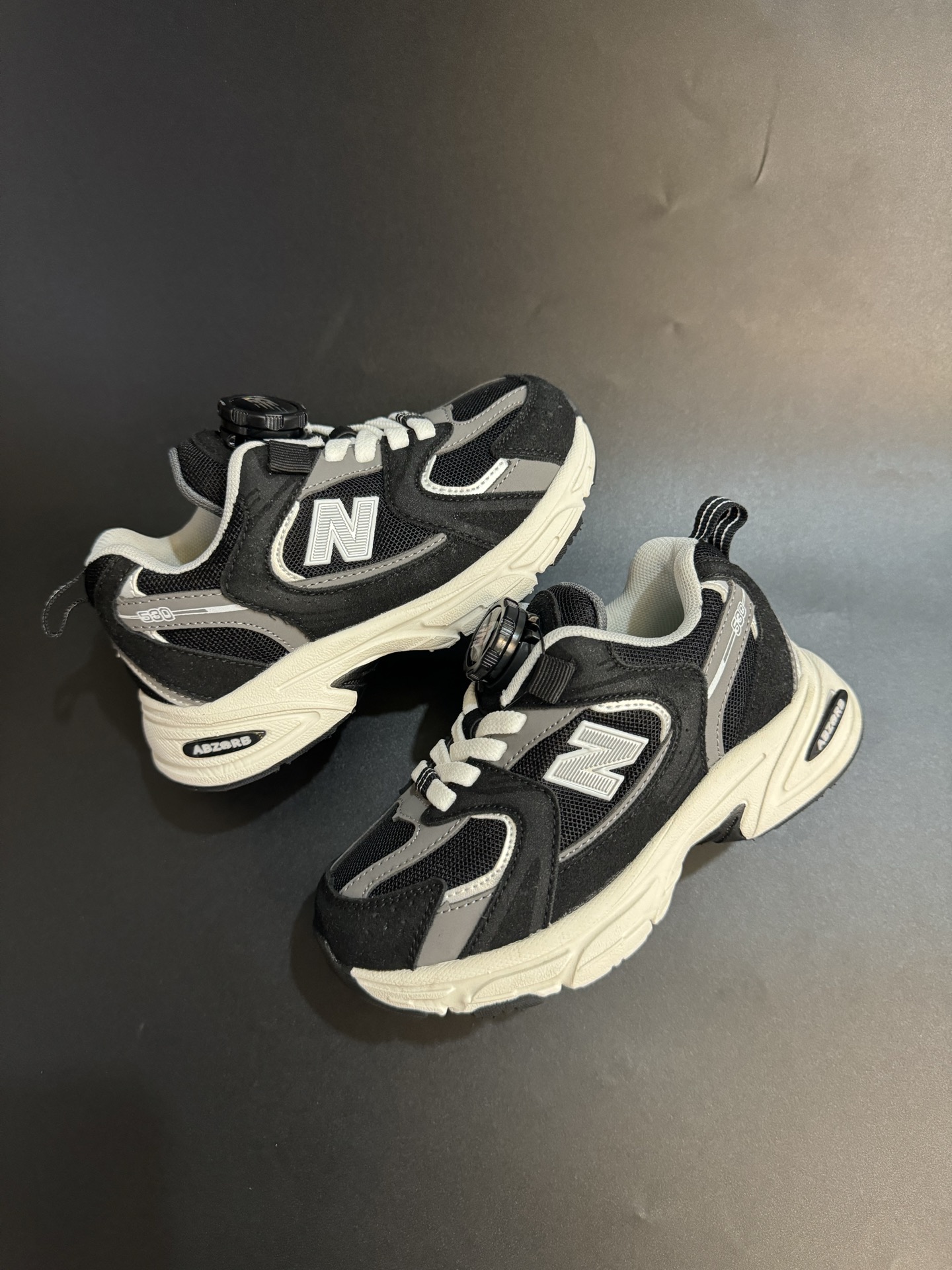 图片[8]-NB530旋转纽扣童鞋透气舒适运动鞋 尺码：26-37码 🌈对于许多家长来说，找到既美观又实用的儿童鞋是件棘手的事。但当谈到NB530旋转纽扣童鞋时，一切问题迎刃而解！这些鞋子不仅让宝宝们看起来更加可爱，而且穿脱也变得极其简单。🚀 🎈 旋转纽扣的设计不仅时尚，还非常便于小朋友们自己穿鞋。同时也减轻了父母每天早上匆忙帮孩子穿衣的压力。🌟 🌿 这些鞋子采用环保材料制成，对宝宝娇嫩的脚丫十分友好。柔软且透气的内里设计，保证了即使在炎炎夏日，宝宝也能感受到舒适。🌞 🎉 最重要的是，NB530童鞋的外观设计既简约又不失时尚感，无论是去公园玩耍还是参加家庭聚会，都是完美的选择。🎈-选品中心