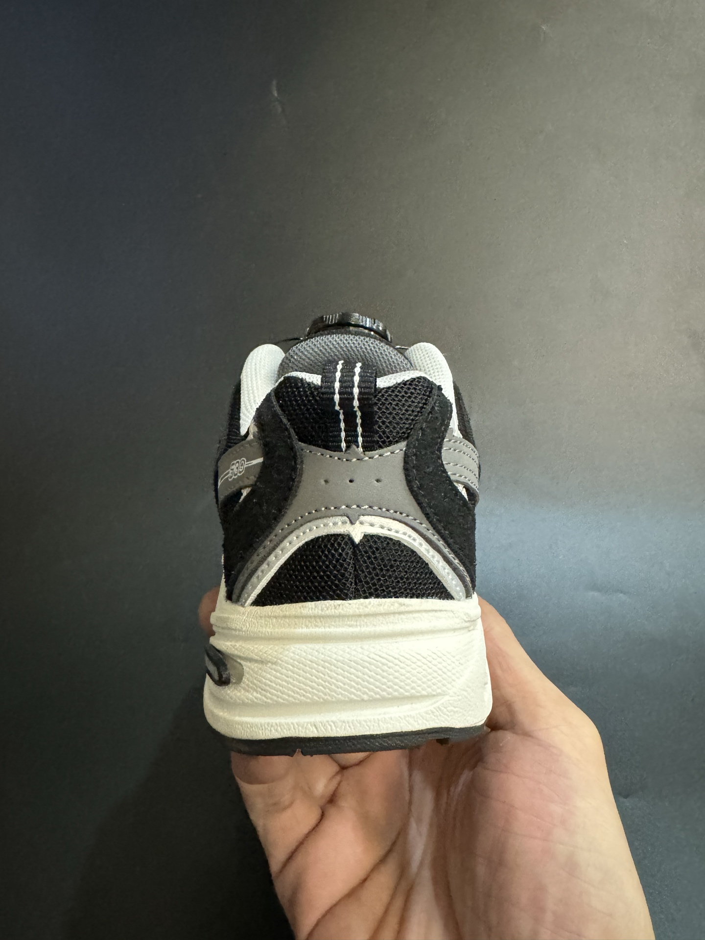 图片[7]-NB530旋转纽扣童鞋透气舒适运动鞋 尺码：26-37码 🌈对于许多家长来说，找到既美观又实用的儿童鞋是件棘手的事。但当谈到NB530旋转纽扣童鞋时，一切问题迎刃而解！这些鞋子不仅让宝宝们看起来更加可爱，而且穿脱也变得极其简单。🚀 🎈 旋转纽扣的设计不仅时尚，还非常便于小朋友们自己穿鞋。同时也减轻了父母每天早上匆忙帮孩子穿衣的压力。🌟 🌿 这些鞋子采用环保材料制成，对宝宝娇嫩的脚丫十分友好。柔软且透气的内里设计，保证了即使在炎炎夏日，宝宝也能感受到舒适。🌞 🎉 最重要的是，NB530童鞋的外观设计既简约又不失时尚感，无论是去公园玩耍还是参加家庭聚会，都是完美的选择。🎈-选品中心