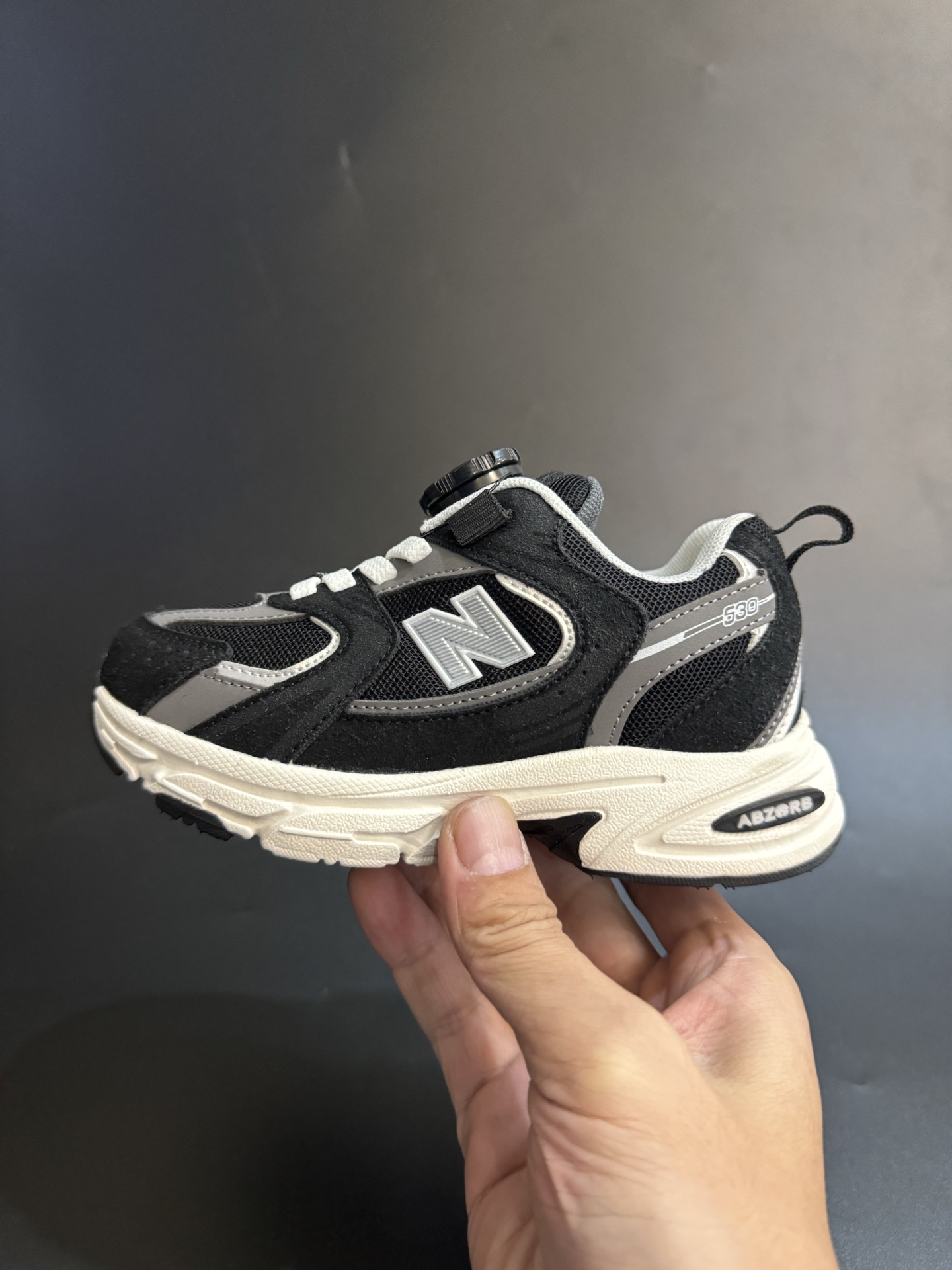 图片[3]-NB530旋转纽扣童鞋透气舒适运动鞋 尺码：26-37码 🌈对于许多家长来说，找到既美观又实用的儿童鞋是件棘手的事。但当谈到NB530旋转纽扣童鞋时，一切问题迎刃而解！这些鞋子不仅让宝宝们看起来更加可爱，而且穿脱也变得极其简单。🚀 🎈 旋转纽扣的设计不仅时尚，还非常便于小朋友们自己穿鞋。同时也减轻了父母每天早上匆忙帮孩子穿衣的压力。🌟 🌿 这些鞋子采用环保材料制成，对宝宝娇嫩的脚丫十分友好。柔软且透气的内里设计，保证了即使在炎炎夏日，宝宝也能感受到舒适。🌞 🎉 最重要的是，NB530童鞋的外观设计既简约又不失时尚感，无论是去公园玩耍还是参加家庭聚会，都是完美的选择。🎈-选品中心