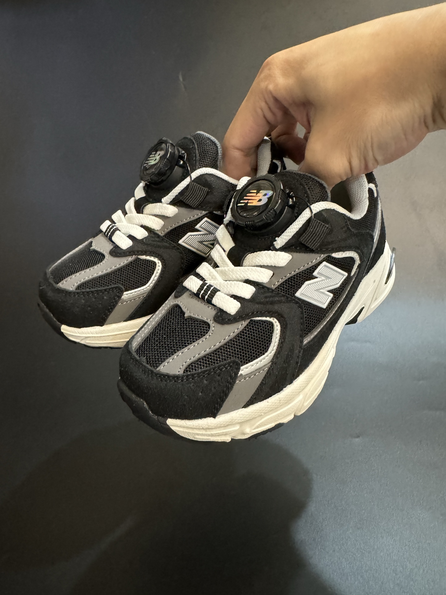 图片[2]-NB530旋转纽扣童鞋透气舒适运动鞋 尺码：26-37码 🌈对于许多家长来说，找到既美观又实用的儿童鞋是件棘手的事。但当谈到NB530旋转纽扣童鞋时，一切问题迎刃而解！这些鞋子不仅让宝宝们看起来更加可爱，而且穿脱也变得极其简单。🚀 🎈 旋转纽扣的设计不仅时尚，还非常便于小朋友们自己穿鞋。同时也减轻了父母每天早上匆忙帮孩子穿衣的压力。🌟 🌿 这些鞋子采用环保材料制成，对宝宝娇嫩的脚丫十分友好。柔软且透气的内里设计，保证了即使在炎炎夏日，宝宝也能感受到舒适。🌞 🎉 最重要的是，NB530童鞋的外观设计既简约又不失时尚感，无论是去公园玩耍还是参加家庭聚会，都是完美的选择。🎈-选品中心