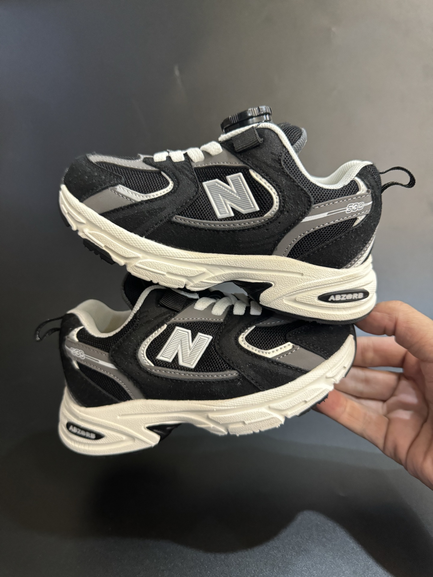 图片[9]-NB530旋转纽扣童鞋透气舒适运动鞋 尺码：26-37码 🌈对于许多家长来说，找到既美观又实用的儿童鞋是件棘手的事。但当谈到NB530旋转纽扣童鞋时，一切问题迎刃而解！这些鞋子不仅让宝宝们看起来更加可爱，而且穿脱也变得极其简单。🚀 🎈 旋转纽扣的设计不仅时尚，还非常便于小朋友们自己穿鞋。同时也减轻了父母每天早上匆忙帮孩子穿衣的压力。🌟 🌿 这些鞋子采用环保材料制成，对宝宝娇嫩的脚丫十分友好。柔软且透气的内里设计，保证了即使在炎炎夏日，宝宝也能感受到舒适。🌞 🎉 最重要的是，NB530童鞋的外观设计既简约又不失时尚感，无论是去公园玩耍还是参加家庭聚会，都是完美的选择。🎈-选品中心