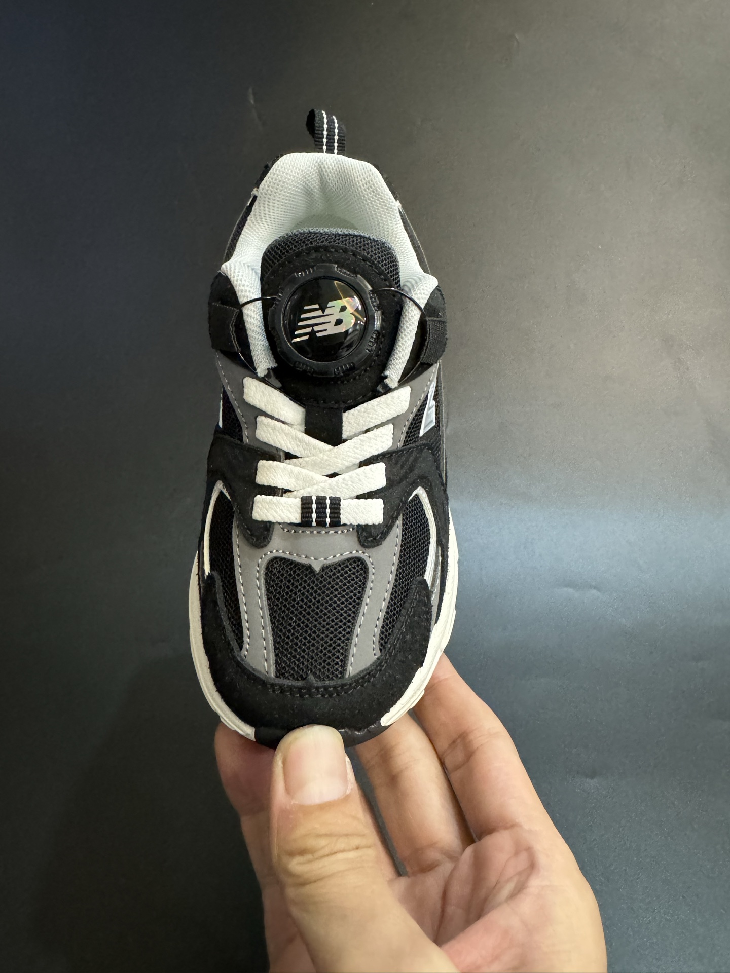 图片[6]-NB530旋转纽扣童鞋透气舒适运动鞋 尺码：26-37码 🌈对于许多家长来说，找到既美观又实用的儿童鞋是件棘手的事。但当谈到NB530旋转纽扣童鞋时，一切问题迎刃而解！这些鞋子不仅让宝宝们看起来更加可爱，而且穿脱也变得极其简单。🚀 🎈 旋转纽扣的设计不仅时尚，还非常便于小朋友们自己穿鞋。同时也减轻了父母每天早上匆忙帮孩子穿衣的压力。🌟 🌿 这些鞋子采用环保材料制成，对宝宝娇嫩的脚丫十分友好。柔软且透气的内里设计，保证了即使在炎炎夏日，宝宝也能感受到舒适。🌞 🎉 最重要的是，NB530童鞋的外观设计既简约又不失时尚感，无论是去公园玩耍还是参加家庭聚会，都是完美的选择。🎈-选品中心