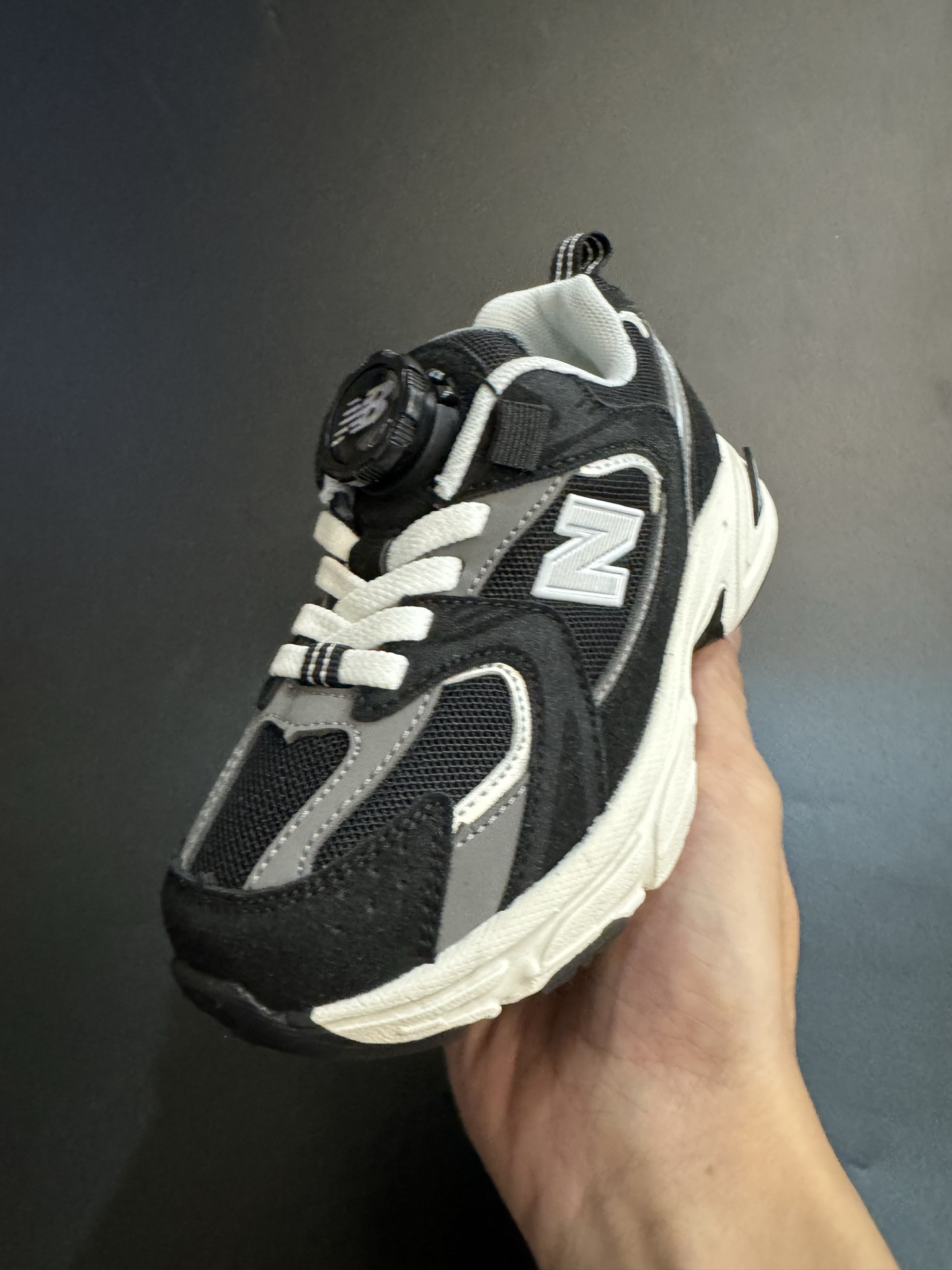 图片[4]-NB530旋转纽扣童鞋透气舒适运动鞋 尺码：26-37码 🌈对于许多家长来说，找到既美观又实用的儿童鞋是件棘手的事。但当谈到NB530旋转纽扣童鞋时，一切问题迎刃而解！这些鞋子不仅让宝宝们看起来更加可爱，而且穿脱也变得极其简单。🚀 🎈 旋转纽扣的设计不仅时尚，还非常便于小朋友们自己穿鞋。同时也减轻了父母每天早上匆忙帮孩子穿衣的压力。🌟 🌿 这些鞋子采用环保材料制成，对宝宝娇嫩的脚丫十分友好。柔软且透气的内里设计，保证了即使在炎炎夏日，宝宝也能感受到舒适。🌞 🎉 最重要的是，NB530童鞋的外观设计既简约又不失时尚感，无论是去公园玩耍还是参加家庭聚会，都是完美的选择。🎈-选品中心