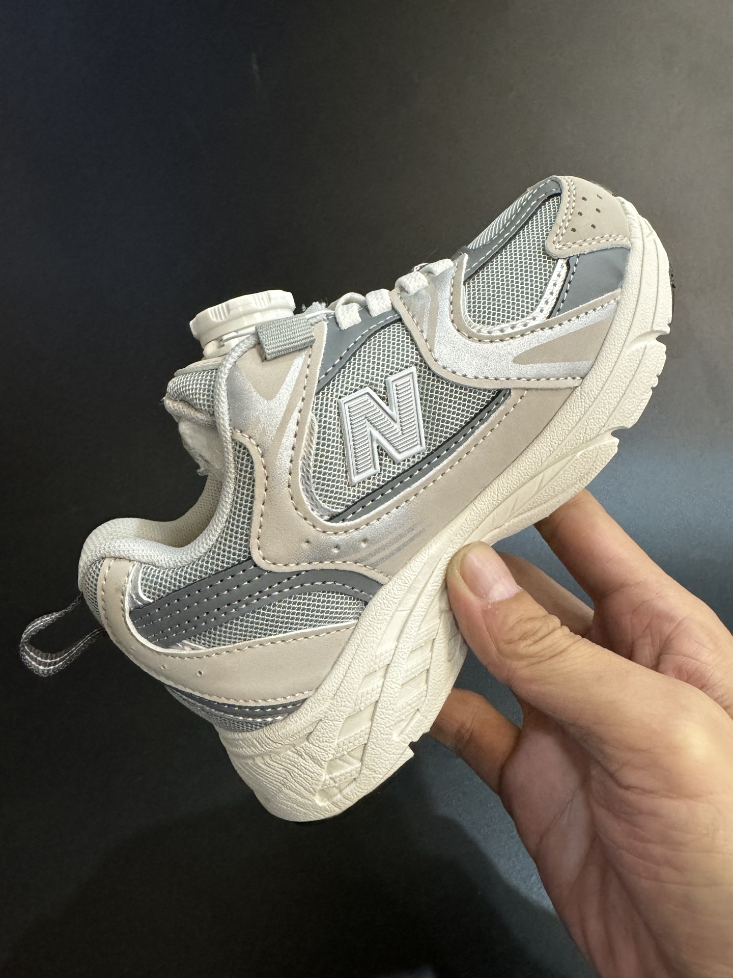 图片[5]-NB530旋转纽扣童鞋透气舒适运动鞋 尺码：26-37码 🌈对于许多家长来说，找到既美观又实用的儿童鞋是件棘手的事。但当谈到NB530旋转纽扣童鞋时，一切问题迎刃而解！这些鞋子不仅让宝宝们看起来更加可爱，而且穿脱也变得极其简单。🚀 🎈 旋转纽扣的设计不仅时尚，还非常便于小朋友们自己穿鞋。同时也减轻了父母每天早上匆忙帮孩子穿衣的压力。🌟 🌿 这些鞋子采用环保材料制成，对宝宝娇嫩的脚丫十分友好。柔软且透气的内里设计，保证了即使在炎炎夏日，宝宝也能感受到舒适。🌞 🎉 最重要的是，NB530童鞋的外观设计既简约又不失时尚感，无论是去公园玩耍还是参加家庭聚会，都是完美的选择。🎈-选品中心