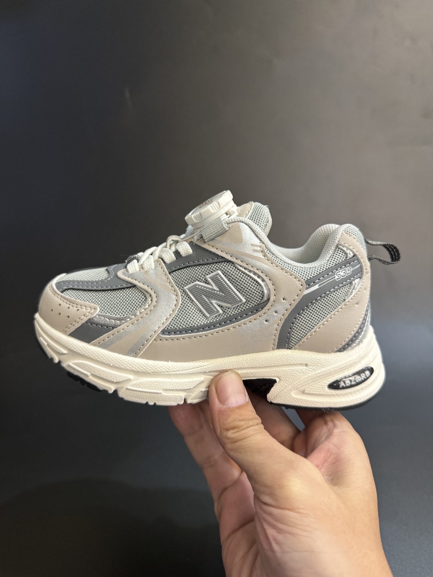 图片[3]-NB530旋转纽扣童鞋透气舒适运动鞋 尺码：26-37码 🌈对于许多家长来说，找到既美观又实用的儿童鞋是件棘手的事。但当谈到NB530旋转纽扣童鞋时，一切问题迎刃而解！这些鞋子不仅让宝宝们看起来更加可爱，而且穿脱也变得极其简单。🚀 🎈 旋转纽扣的设计不仅时尚，还非常便于小朋友们自己穿鞋。同时也减轻了父母每天早上匆忙帮孩子穿衣的压力。🌟 🌿 这些鞋子采用环保材料制成，对宝宝娇嫩的脚丫十分友好。柔软且透气的内里设计，保证了即使在炎炎夏日，宝宝也能感受到舒适。🌞 🎉 最重要的是，NB530童鞋的外观设计既简约又不失时尚感，无论是去公园玩耍还是参加家庭聚会，都是完美的选择。🎈-选品中心