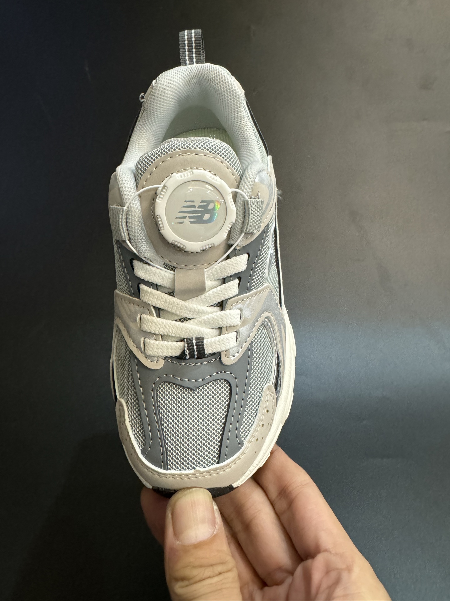 图片[6]-NB530旋转纽扣童鞋透气舒适运动鞋 尺码：26-37码 🌈对于许多家长来说，找到既美观又实用的儿童鞋是件棘手的事。但当谈到NB530旋转纽扣童鞋时，一切问题迎刃而解！这些鞋子不仅让宝宝们看起来更加可爱，而且穿脱也变得极其简单。🚀 🎈 旋转纽扣的设计不仅时尚，还非常便于小朋友们自己穿鞋。同时也减轻了父母每天早上匆忙帮孩子穿衣的压力。🌟 🌿 这些鞋子采用环保材料制成，对宝宝娇嫩的脚丫十分友好。柔软且透气的内里设计，保证了即使在炎炎夏日，宝宝也能感受到舒适。🌞 🎉 最重要的是，NB530童鞋的外观设计既简约又不失时尚感，无论是去公园玩耍还是参加家庭聚会，都是完美的选择。🎈-选品中心