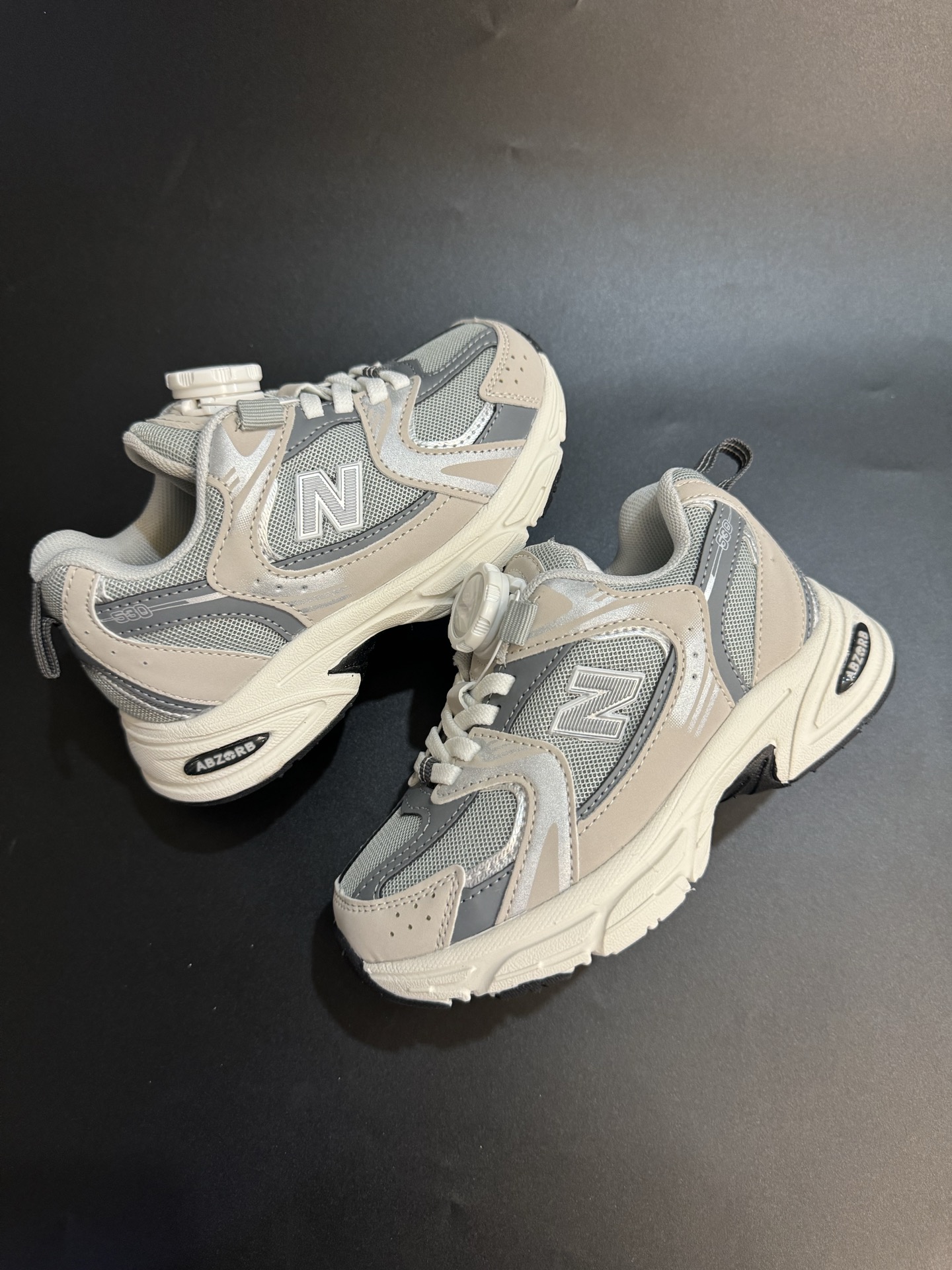 图片[8]-NB530旋转纽扣童鞋透气舒适运动鞋 尺码：26-37码 🌈对于许多家长来说，找到既美观又实用的儿童鞋是件棘手的事。但当谈到NB530旋转纽扣童鞋时，一切问题迎刃而解！这些鞋子不仅让宝宝们看起来更加可爱，而且穿脱也变得极其简单。🚀 🎈 旋转纽扣的设计不仅时尚，还非常便于小朋友们自己穿鞋。同时也减轻了父母每天早上匆忙帮孩子穿衣的压力。🌟 🌿 这些鞋子采用环保材料制成，对宝宝娇嫩的脚丫十分友好。柔软且透气的内里设计，保证了即使在炎炎夏日，宝宝也能感受到舒适。🌞 🎉 最重要的是，NB530童鞋的外观设计既简约又不失时尚感，无论是去公园玩耍还是参加家庭聚会，都是完美的选择。🎈-选品中心