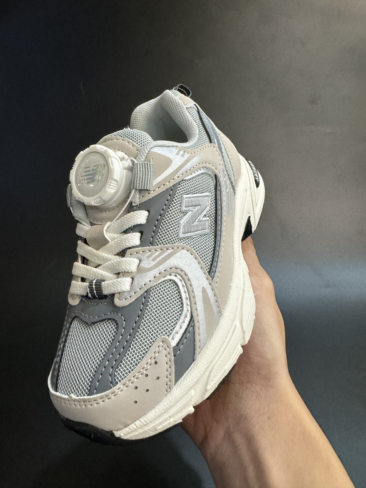 图片[4]-NB530旋转纽扣童鞋透气舒适运动鞋 尺码：26-37码 🌈对于许多家长来说，找到既美观又实用的儿童鞋是件棘手的事。但当谈到NB530旋转纽扣童鞋时，一切问题迎刃而解！这些鞋子不仅让宝宝们看起来更加可爱，而且穿脱也变得极其简单。🚀 🎈 旋转纽扣的设计不仅时尚，还非常便于小朋友们自己穿鞋。同时也减轻了父母每天早上匆忙帮孩子穿衣的压力。🌟 🌿 这些鞋子采用环保材料制成，对宝宝娇嫩的脚丫十分友好。柔软且透气的内里设计，保证了即使在炎炎夏日，宝宝也能感受到舒适。🌞 🎉 最重要的是，NB530童鞋的外观设计既简约又不失时尚感，无论是去公园玩耍还是参加家庭聚会，都是完美的选择。🎈-选品中心