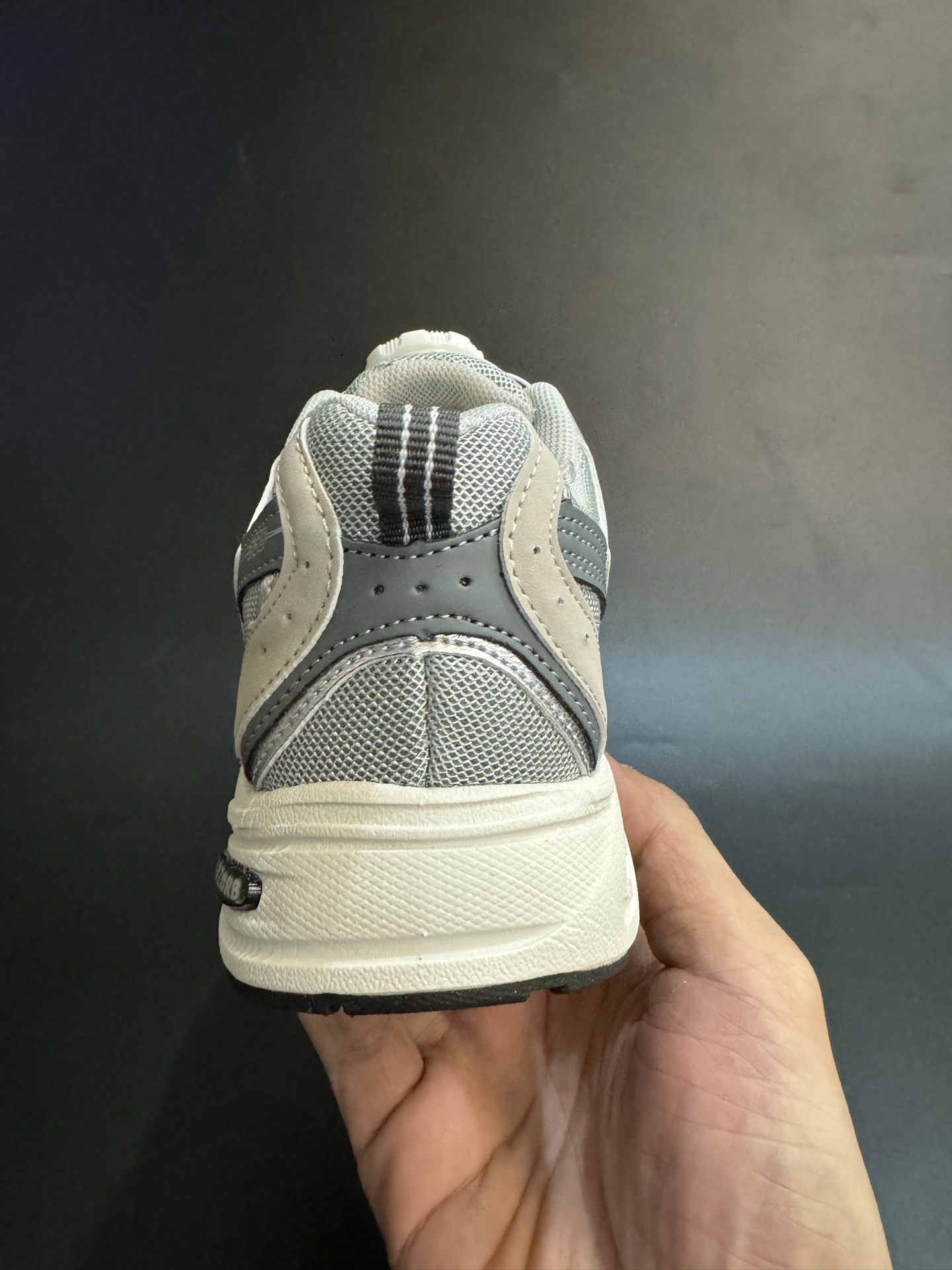 图片[7]-NB530旋转纽扣童鞋透气舒适运动鞋 尺码：26-37码 🌈对于许多家长来说，找到既美观又实用的儿童鞋是件棘手的事。但当谈到NB530旋转纽扣童鞋时，一切问题迎刃而解！这些鞋子不仅让宝宝们看起来更加可爱，而且穿脱也变得极其简单。🚀 🎈 旋转纽扣的设计不仅时尚，还非常便于小朋友们自己穿鞋。同时也减轻了父母每天早上匆忙帮孩子穿衣的压力。🌟 🌿 这些鞋子采用环保材料制成，对宝宝娇嫩的脚丫十分友好。柔软且透气的内里设计，保证了即使在炎炎夏日，宝宝也能感受到舒适。🌞 🎉 最重要的是，NB530童鞋的外观设计既简约又不失时尚感，无论是去公园玩耍还是参加家庭聚会，都是完美的选择。🎈-选品中心