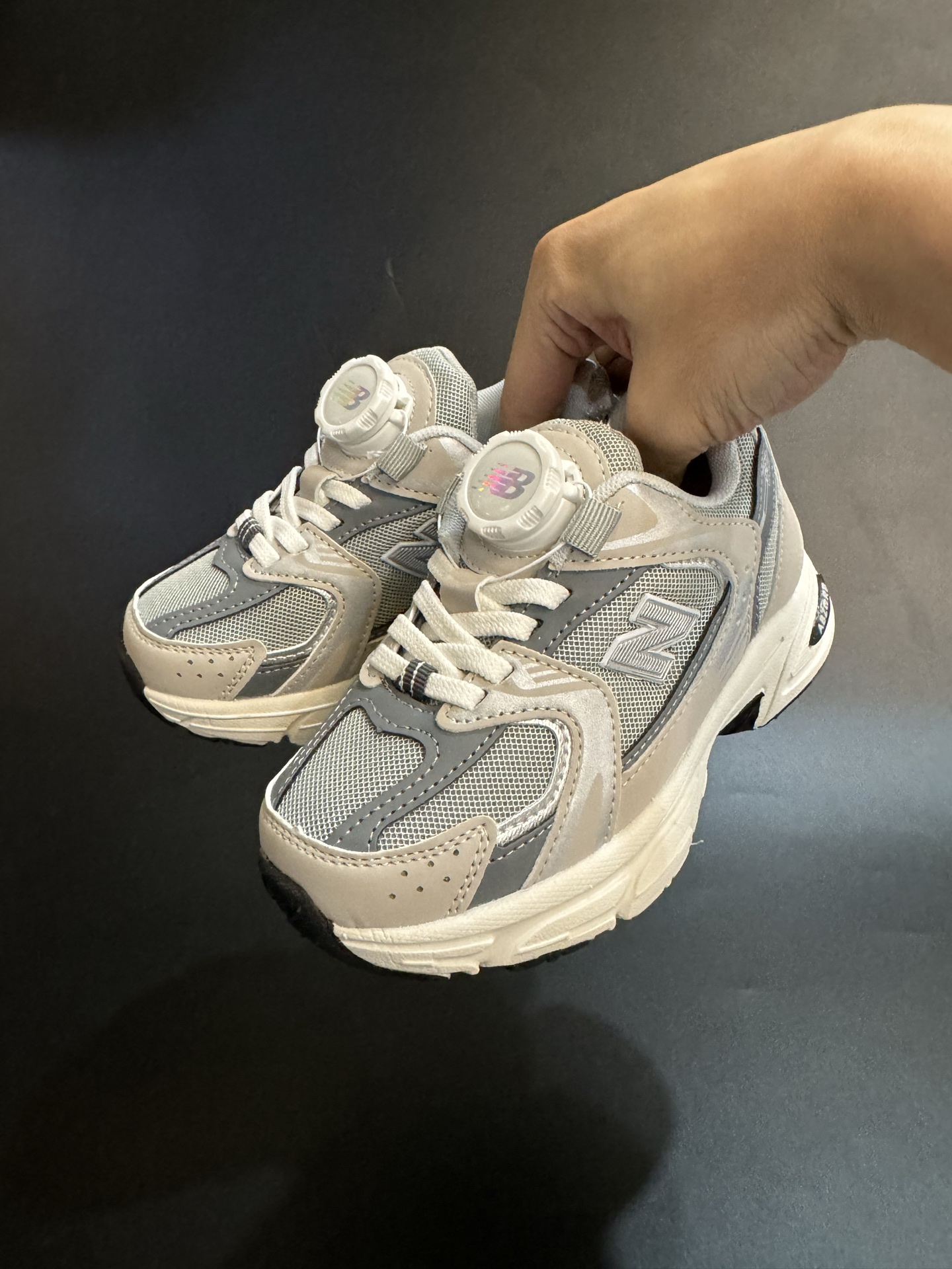 图片[2]-NB530旋转纽扣童鞋透气舒适运动鞋 尺码：26-37码 🌈对于许多家长来说，找到既美观又实用的儿童鞋是件棘手的事。但当谈到NB530旋转纽扣童鞋时，一切问题迎刃而解！这些鞋子不仅让宝宝们看起来更加可爱，而且穿脱也变得极其简单。🚀 🎈 旋转纽扣的设计不仅时尚，还非常便于小朋友们自己穿鞋。同时也减轻了父母每天早上匆忙帮孩子穿衣的压力。🌟 🌿 这些鞋子采用环保材料制成，对宝宝娇嫩的脚丫十分友好。柔软且透气的内里设计，保证了即使在炎炎夏日，宝宝也能感受到舒适。🌞 🎉 最重要的是，NB530童鞋的外观设计既简约又不失时尚感，无论是去公园玩耍还是参加家庭聚会，都是完美的选择。🎈-选品中心