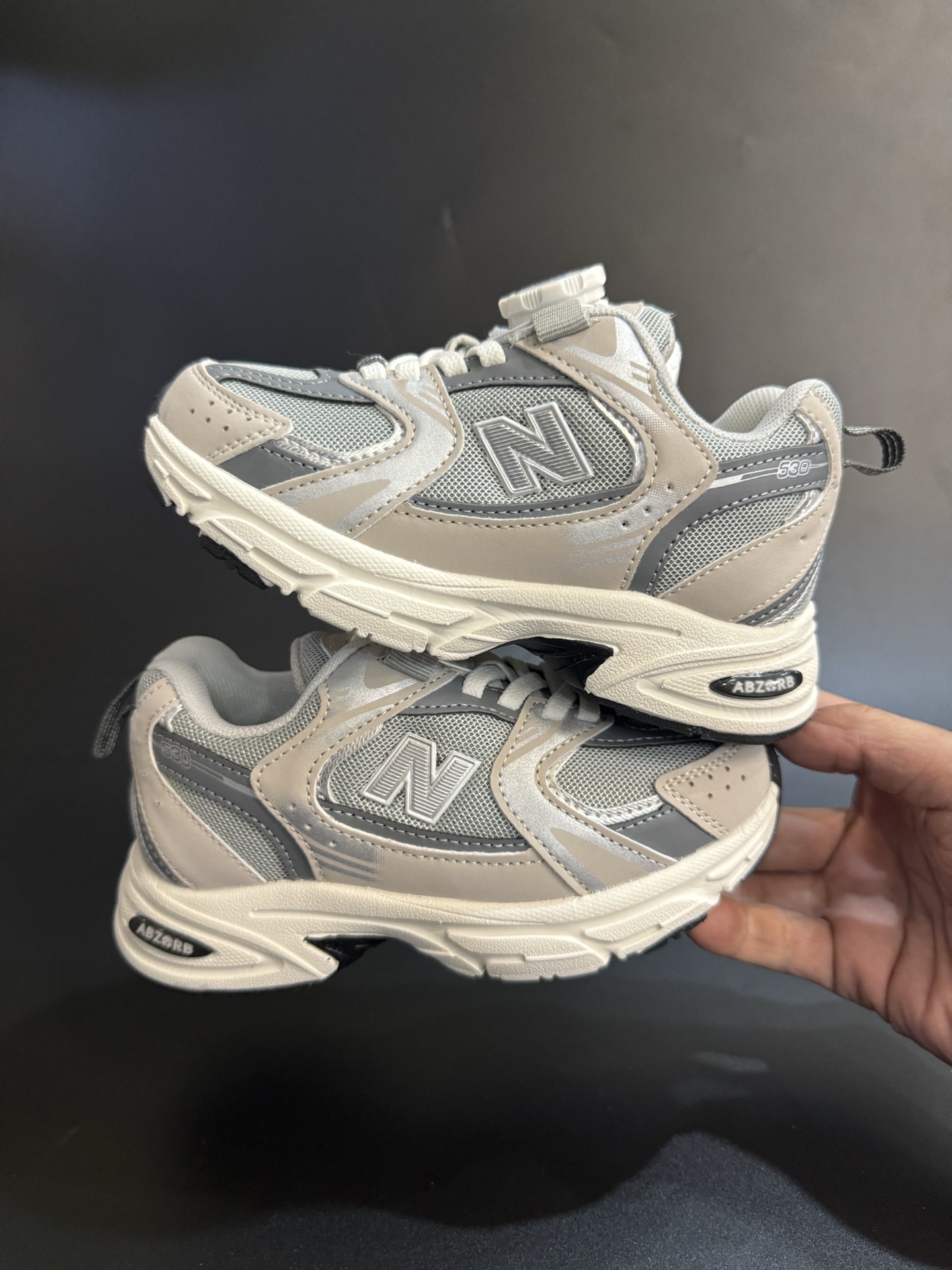 图片[9]-NB530旋转纽扣童鞋透气舒适运动鞋 尺码：26-37码 🌈对于许多家长来说，找到既美观又实用的儿童鞋是件棘手的事。但当谈到NB530旋转纽扣童鞋时，一切问题迎刃而解！这些鞋子不仅让宝宝们看起来更加可爱，而且穿脱也变得极其简单。🚀 🎈 旋转纽扣的设计不仅时尚，还非常便于小朋友们自己穿鞋。同时也减轻了父母每天早上匆忙帮孩子穿衣的压力。🌟 🌿 这些鞋子采用环保材料制成，对宝宝娇嫩的脚丫十分友好。柔软且透气的内里设计，保证了即使在炎炎夏日，宝宝也能感受到舒适。🌞 🎉 最重要的是，NB530童鞋的外观设计既简约又不失时尚感，无论是去公园玩耍还是参加家庭聚会，都是完美的选择。🎈-选品中心