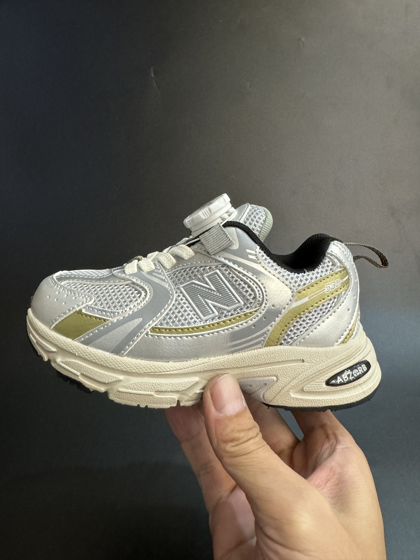 图片[3]-NB530旋转纽扣童鞋透气舒适运动鞋 尺码：26-37码 🌈对于许多家长来说，找到既美观又实用的儿童鞋是件棘手的事。但当谈到NB530旋转纽扣童鞋时，一切问题迎刃而解！这些鞋子不仅让宝宝们看起来更加可爱，而且穿脱也变得极其简单。🚀 🎈 旋转纽扣的设计不仅时尚，还非常便于小朋友们自己穿鞋。同时也减轻了父母每天早上匆忙帮孩子穿衣的压力。🌟 🌿 这些鞋子采用环保材料制成，对宝宝娇嫩的脚丫十分友好。柔软且透气的内里设计，保证了即使在炎炎夏日，宝宝也能感受到舒适。🌞 🎉 最重要的是，NB530童鞋的外观设计既简约又不失时尚感，无论是去公园玩耍还是参加家庭聚会，都是完美的选择。🎈-选品中心