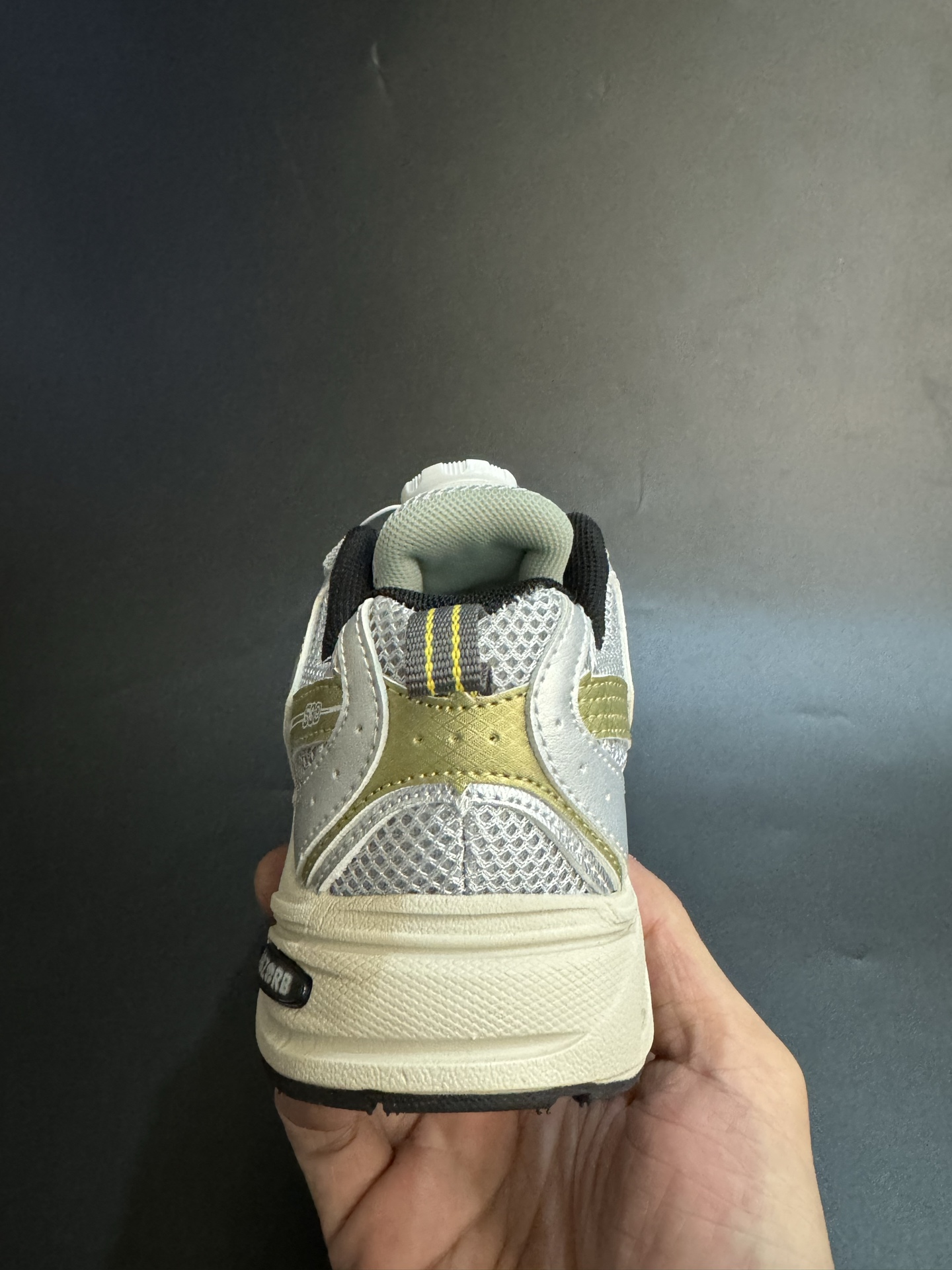 图片[7]-NB530旋转纽扣童鞋透气舒适运动鞋 尺码：26-37码 🌈对于许多家长来说，找到既美观又实用的儿童鞋是件棘手的事。但当谈到NB530旋转纽扣童鞋时，一切问题迎刃而解！这些鞋子不仅让宝宝们看起来更加可爱，而且穿脱也变得极其简单。🚀 🎈 旋转纽扣的设计不仅时尚，还非常便于小朋友们自己穿鞋。同时也减轻了父母每天早上匆忙帮孩子穿衣的压力。🌟 🌿 这些鞋子采用环保材料制成，对宝宝娇嫩的脚丫十分友好。柔软且透气的内里设计，保证了即使在炎炎夏日，宝宝也能感受到舒适。🌞 🎉 最重要的是，NB530童鞋的外观设计既简约又不失时尚感，无论是去公园玩耍还是参加家庭聚会，都是完美的选择。🎈-选品中心