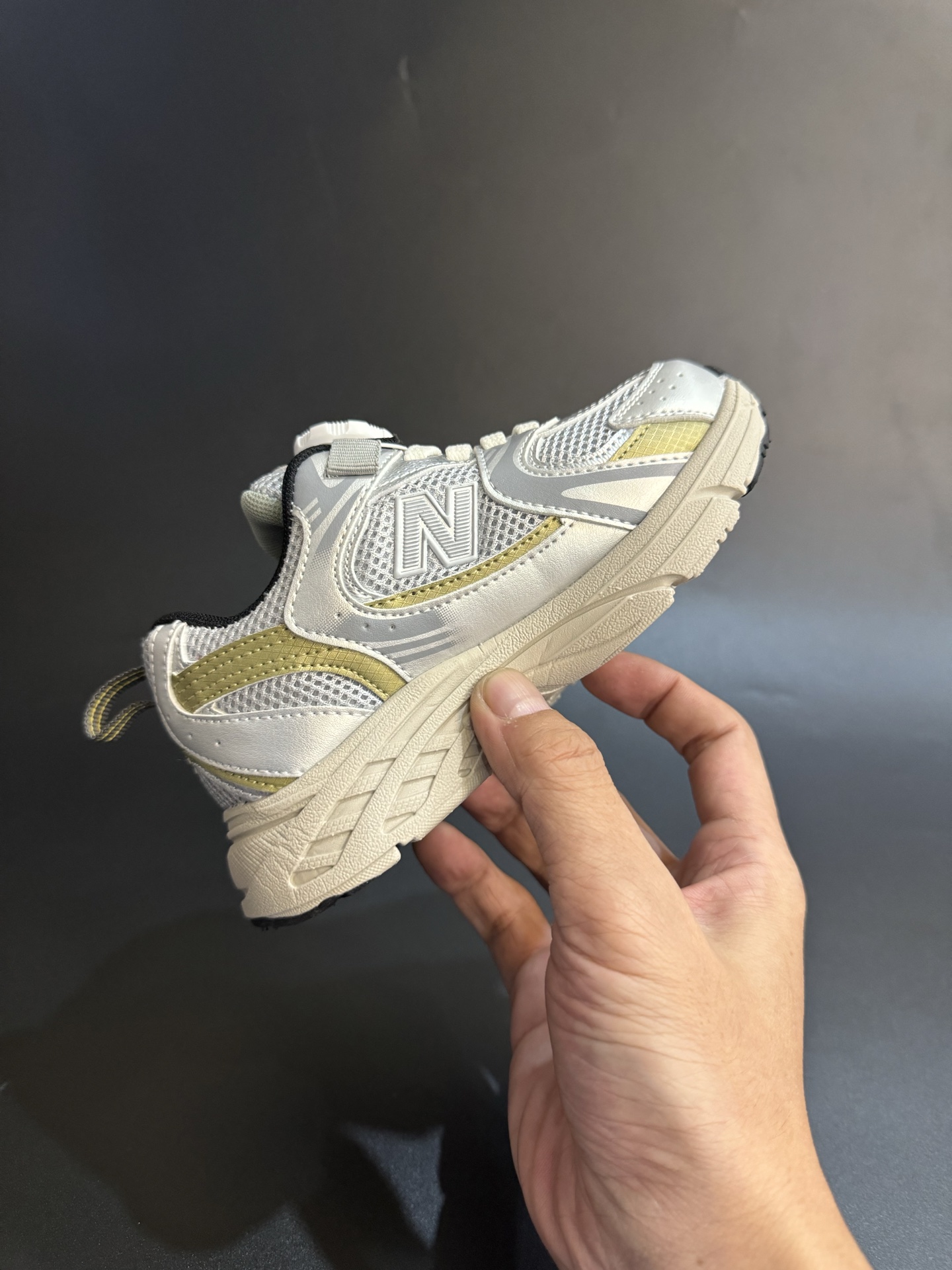 图片[5]-NB530旋转纽扣童鞋透气舒适运动鞋 尺码：26-37码 🌈对于许多家长来说，找到既美观又实用的儿童鞋是件棘手的事。但当谈到NB530旋转纽扣童鞋时，一切问题迎刃而解！这些鞋子不仅让宝宝们看起来更加可爱，而且穿脱也变得极其简单。🚀 🎈 旋转纽扣的设计不仅时尚，还非常便于小朋友们自己穿鞋。同时也减轻了父母每天早上匆忙帮孩子穿衣的压力。🌟 🌿 这些鞋子采用环保材料制成，对宝宝娇嫩的脚丫十分友好。柔软且透气的内里设计，保证了即使在炎炎夏日，宝宝也能感受到舒适。🌞 🎉 最重要的是，NB530童鞋的外观设计既简约又不失时尚感，无论是去公园玩耍还是参加家庭聚会，都是完美的选择。🎈-选品中心