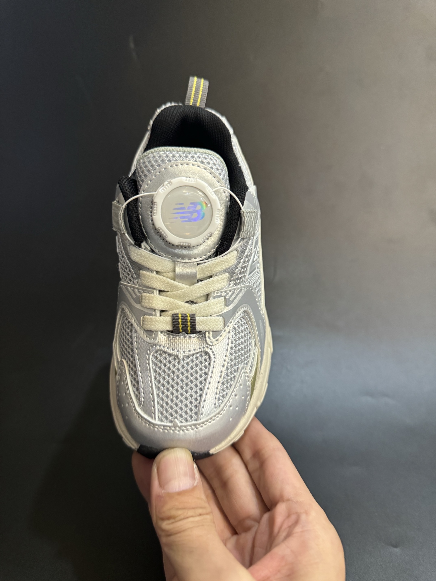 图片[6]-NB530旋转纽扣童鞋透气舒适运动鞋 尺码：26-37码 🌈对于许多家长来说，找到既美观又实用的儿童鞋是件棘手的事。但当谈到NB530旋转纽扣童鞋时，一切问题迎刃而解！这些鞋子不仅让宝宝们看起来更加可爱，而且穿脱也变得极其简单。🚀 🎈 旋转纽扣的设计不仅时尚，还非常便于小朋友们自己穿鞋。同时也减轻了父母每天早上匆忙帮孩子穿衣的压力。🌟 🌿 这些鞋子采用环保材料制成，对宝宝娇嫩的脚丫十分友好。柔软且透气的内里设计，保证了即使在炎炎夏日，宝宝也能感受到舒适。🌞 🎉 最重要的是，NB530童鞋的外观设计既简约又不失时尚感，无论是去公园玩耍还是参加家庭聚会，都是完美的选择。🎈-选品中心