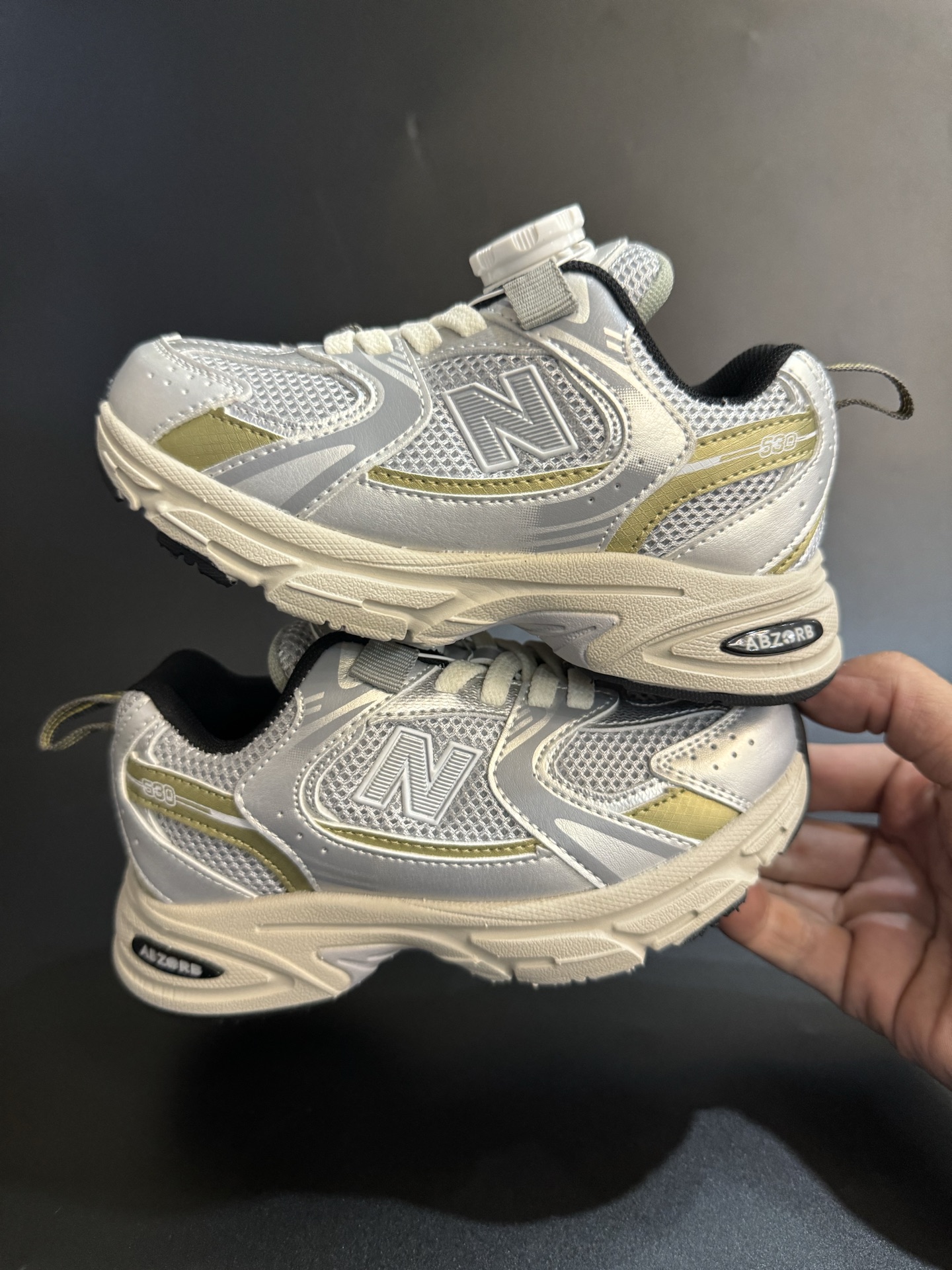 图片[9]-NB530旋转纽扣童鞋透气舒适运动鞋 尺码：26-37码 🌈对于许多家长来说，找到既美观又实用的儿童鞋是件棘手的事。但当谈到NB530旋转纽扣童鞋时，一切问题迎刃而解！这些鞋子不仅让宝宝们看起来更加可爱，而且穿脱也变得极其简单。🚀 🎈 旋转纽扣的设计不仅时尚，还非常便于小朋友们自己穿鞋。同时也减轻了父母每天早上匆忙帮孩子穿衣的压力。🌟 🌿 这些鞋子采用环保材料制成，对宝宝娇嫩的脚丫十分友好。柔软且透气的内里设计，保证了即使在炎炎夏日，宝宝也能感受到舒适。🌞 🎉 最重要的是，NB530童鞋的外观设计既简约又不失时尚感，无论是去公园玩耍还是参加家庭聚会，都是完美的选择。🎈-选品中心