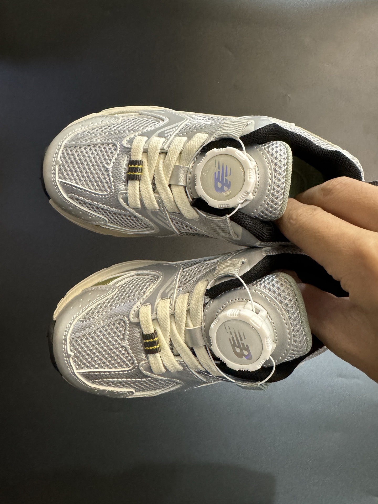 NB530旋转纽扣童鞋透气舒适运动鞋 尺码：26-37码 🌈对于许多家长来说，找到既美观又实用的儿童鞋是件棘手的事。但当谈到NB530旋转纽扣童鞋时，一切问题迎刃而解！这些鞋子不仅让宝宝们看起来更加可爱，而且穿脱也变得极其简单。🚀 🎈 旋转纽扣的设计不仅时尚，还非常便于小朋友们自己穿鞋。同时也减轻了父母每天早上匆忙帮孩子穿衣的压力。🌟 🌿 这些鞋子采用环保材料制成，对宝宝娇嫩的脚丫十分友好。柔软且透气的内里设计，保证了即使在炎炎夏日，宝宝也能感受到舒适。🌞 🎉 最重要的是，NB530童鞋的外观设计既简约又不失时尚感，无论是去公园玩耍还是参加家庭聚会，都是完美的选择。🎈-选品中心