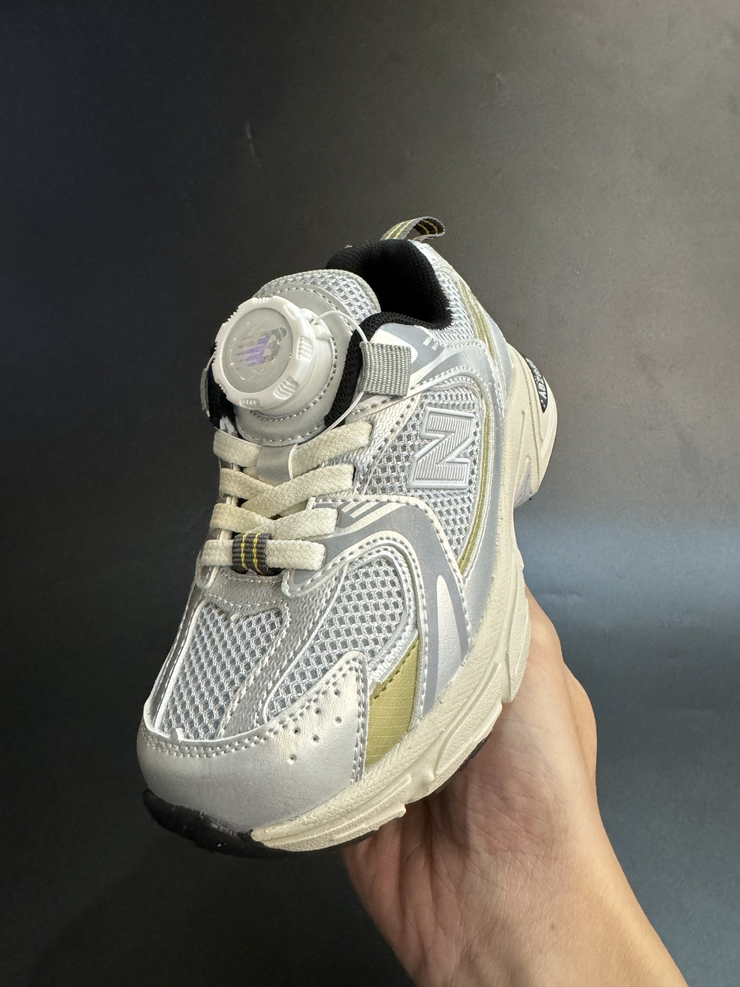 图片[4]-NB530旋转纽扣童鞋透气舒适运动鞋 尺码：26-37码 🌈对于许多家长来说，找到既美观又实用的儿童鞋是件棘手的事。但当谈到NB530旋转纽扣童鞋时，一切问题迎刃而解！这些鞋子不仅让宝宝们看起来更加可爱，而且穿脱也变得极其简单。🚀 🎈 旋转纽扣的设计不仅时尚，还非常便于小朋友们自己穿鞋。同时也减轻了父母每天早上匆忙帮孩子穿衣的压力。🌟 🌿 这些鞋子采用环保材料制成，对宝宝娇嫩的脚丫十分友好。柔软且透气的内里设计，保证了即使在炎炎夏日，宝宝也能感受到舒适。🌞 🎉 最重要的是，NB530童鞋的外观设计既简约又不失时尚感，无论是去公园玩耍还是参加家庭聚会，都是完美的选择。🎈-选品中心