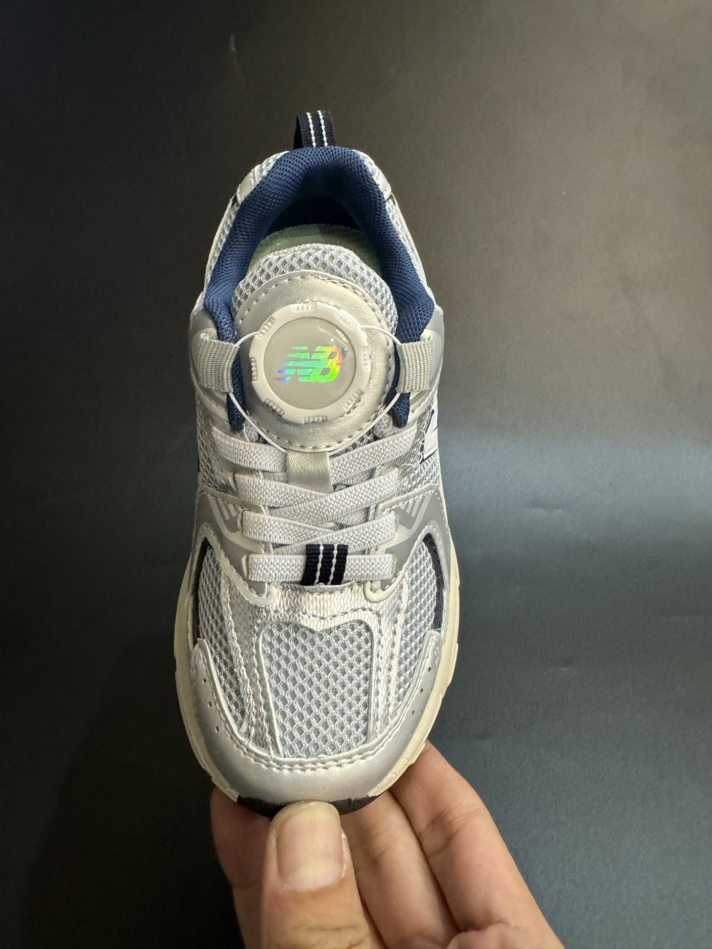 图片[6]-NB530旋转纽扣童鞋透气舒适运动鞋 尺码：26-37码 🌈对于许多家长来说，找到既美观又实用的儿童鞋是件棘手的事。但当谈到NB530旋转纽扣童鞋时，一切问题迎刃而解！这些鞋子不仅让宝宝们看起来更加可爱，而且穿脱也变得极其简单。🚀 🎈 旋转纽扣的设计不仅时尚，还非常便于小朋友们自己穿鞋。同时也减轻了父母每天早上匆忙帮孩子穿衣的压力。🌟 🌿 这些鞋子采用环保材料制成，对宝宝娇嫩的脚丫十分友好。柔软且透气的内里设计，保证了即使在炎炎夏日，宝宝也能感受到舒适。🌞 🎉 最重要的是，NB530童鞋的外观设计既简约又不失时尚感，无论是去公园玩耍还是参加家庭聚会，都是完美的选择。🎈-选品中心