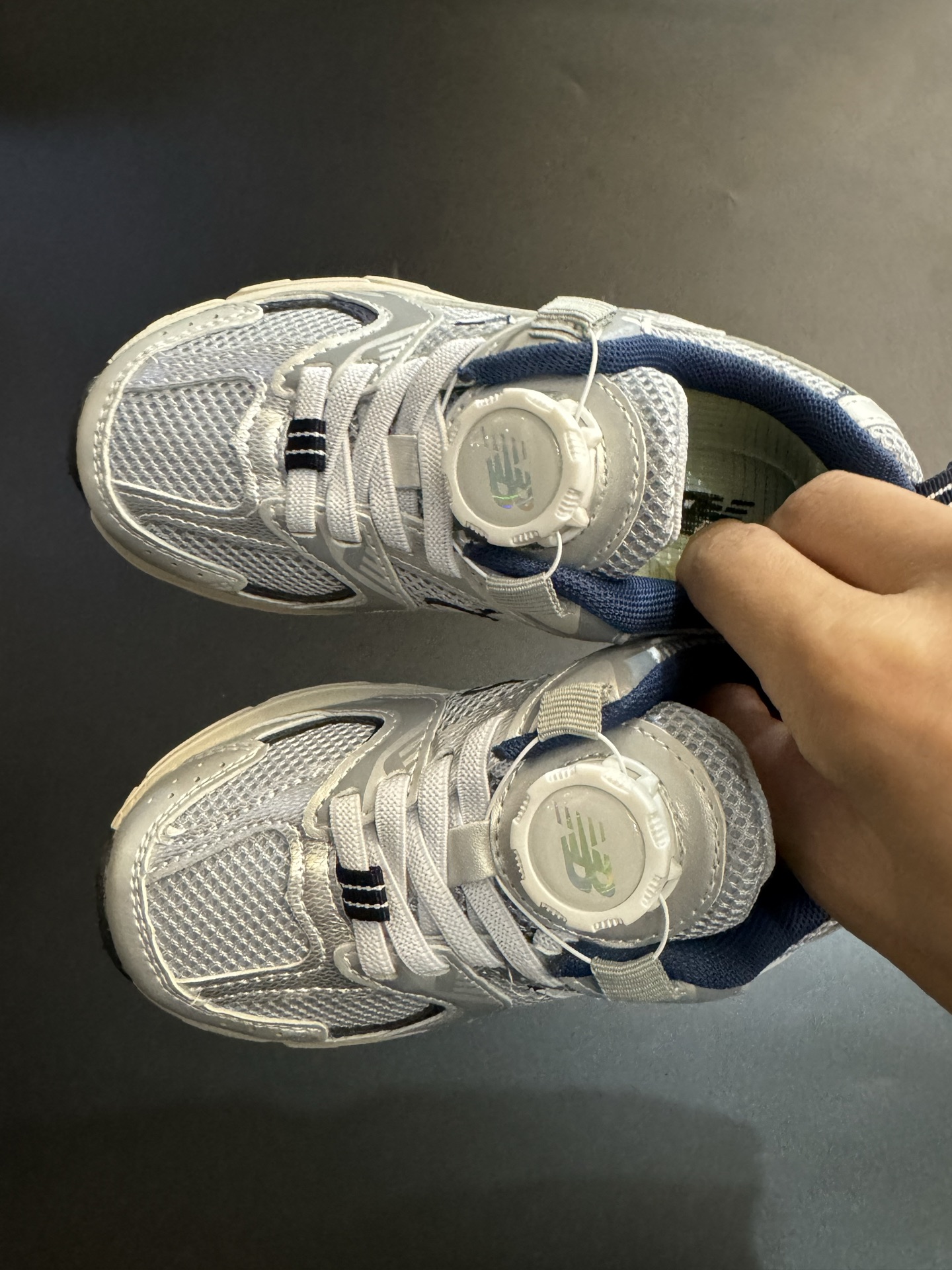 NO:578810,NB Swivel Button Children's Shoes Breathable and Comfortable Sports Shoes SIZE: 26-37 Sizes For many parents, finding children's shoes that are both beautiful and practical is a tricky thing. But when it comes to NB Swivel Button Children's Shoes, all problems are easily solved!  These shoes not only make babies look cuter, but also become extremely easy to put on and take off. The rotating button design is not only fashionable, but also very convenient for children to put on their own shoes. It also relieves parents from the pressure of hurriedly dressing their children every morning. These shoes are made of environmentally friendly materials and are very friendly to babies' delicate feet. The soft and breathable inner design ensures that babies can feel comfortable even in the hot summer.  The most important thing is that the appearance design of NB children's shoes is both simple and fashionable. Whether it is playing in the park or attending family gatherings, it is a perfect choice.,NB,sneakers,19860909NB旋转纽扣童鞋透气舒适运动鞋 SIZE:26-37码 对于许多家长来说,找到既美观又实用的儿童鞋是件棘手的事.但当谈到NB旋转纽扣童鞋时,一切问题迎刃而解！这些鞋子不仅让宝宝们看起来更加可爱,而且穿脱也变得极其简单. 旋转纽扣的设计不仅时尚,还非常便于小朋友们自己穿鞋.同时也减轻了父母每天早上匆忙帮孩子穿衣的压力. 这些鞋子采用环保材料制成,对宝宝娇嫩的脚丫十分友好.柔软且透气的内里设计,保证了即使在炎炎夏日,宝宝也能感受到舒适. 最重要的是,NB童鞋的外观设计既简约又不失时尚感,无论是去公园玩耍还是参加家庭聚会,都是完美的选择.,NB,sneakers,,Children's