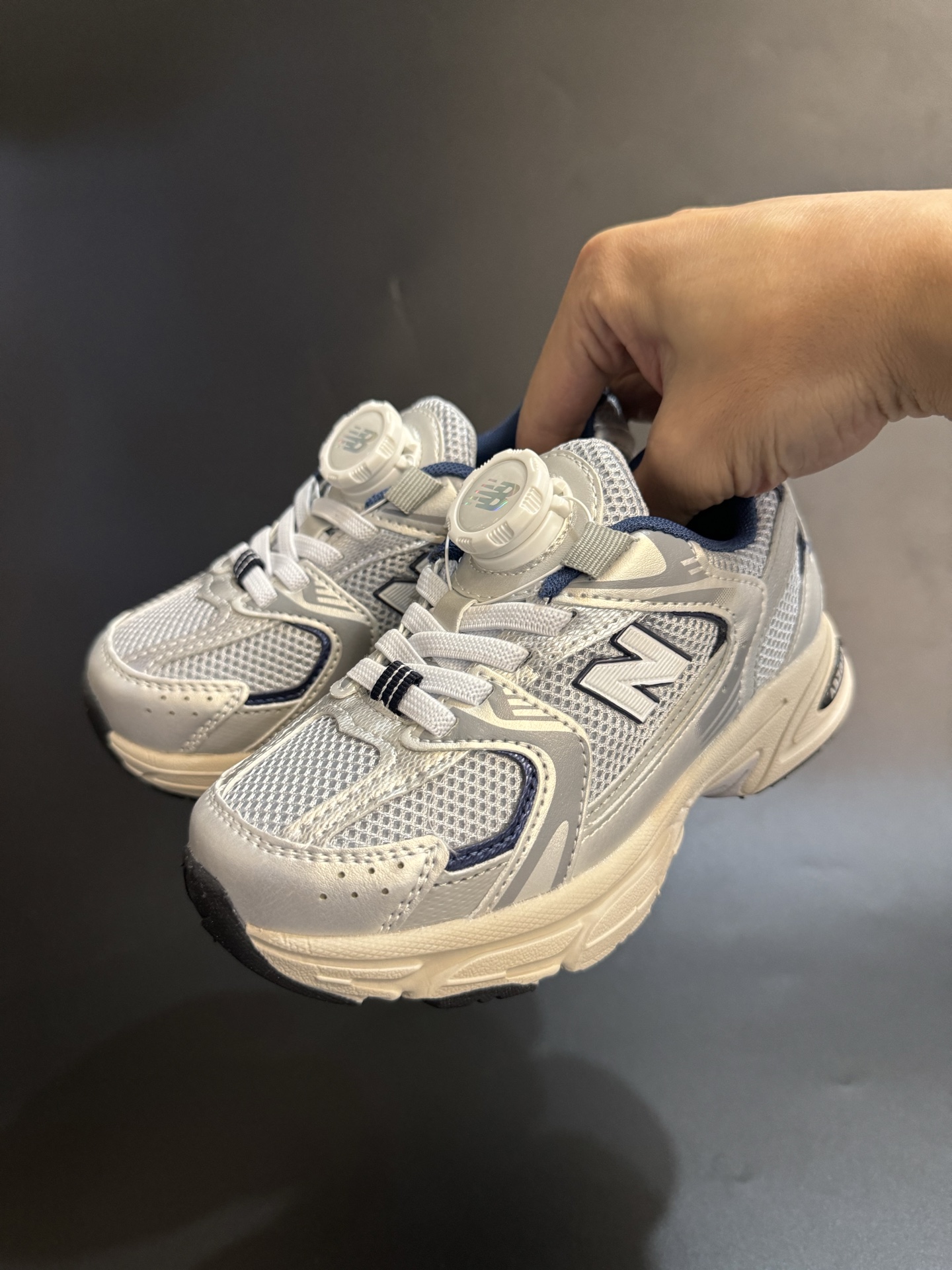 图片[2]-NB530旋转纽扣童鞋透气舒适运动鞋 尺码：26-37码 🌈对于许多家长来说，找到既美观又实用的儿童鞋是件棘手的事。但当谈到NB530旋转纽扣童鞋时，一切问题迎刃而解！这些鞋子不仅让宝宝们看起来更加可爱，而且穿脱也变得极其简单。🚀 🎈 旋转纽扣的设计不仅时尚，还非常便于小朋友们自己穿鞋。同时也减轻了父母每天早上匆忙帮孩子穿衣的压力。🌟 🌿 这些鞋子采用环保材料制成，对宝宝娇嫩的脚丫十分友好。柔软且透气的内里设计，保证了即使在炎炎夏日，宝宝也能感受到舒适。🌞 🎉 最重要的是，NB530童鞋的外观设计既简约又不失时尚感，无论是去公园玩耍还是参加家庭聚会，都是完美的选择。🎈-选品中心