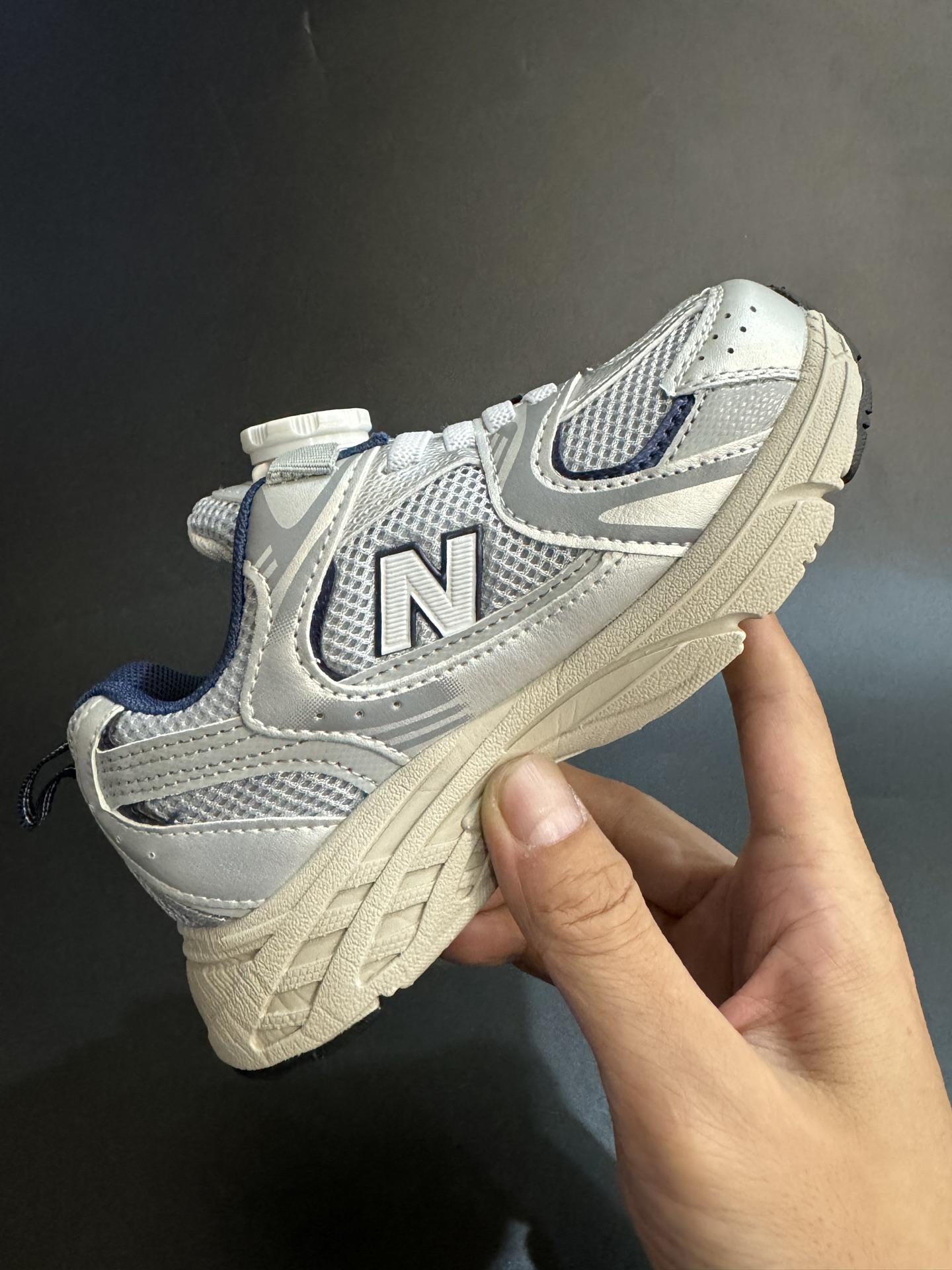 图片[5]-NB530旋转纽扣童鞋透气舒适运动鞋 尺码：26-37码 🌈对于许多家长来说，找到既美观又实用的儿童鞋是件棘手的事。但当谈到NB530旋转纽扣童鞋时，一切问题迎刃而解！这些鞋子不仅让宝宝们看起来更加可爱，而且穿脱也变得极其简单。🚀 🎈 旋转纽扣的设计不仅时尚，还非常便于小朋友们自己穿鞋。同时也减轻了父母每天早上匆忙帮孩子穿衣的压力。🌟 🌿 这些鞋子采用环保材料制成，对宝宝娇嫩的脚丫十分友好。柔软且透气的内里设计，保证了即使在炎炎夏日，宝宝也能感受到舒适。🌞 🎉 最重要的是，NB530童鞋的外观设计既简约又不失时尚感，无论是去公园玩耍还是参加家庭聚会，都是完美的选择。🎈-选品中心