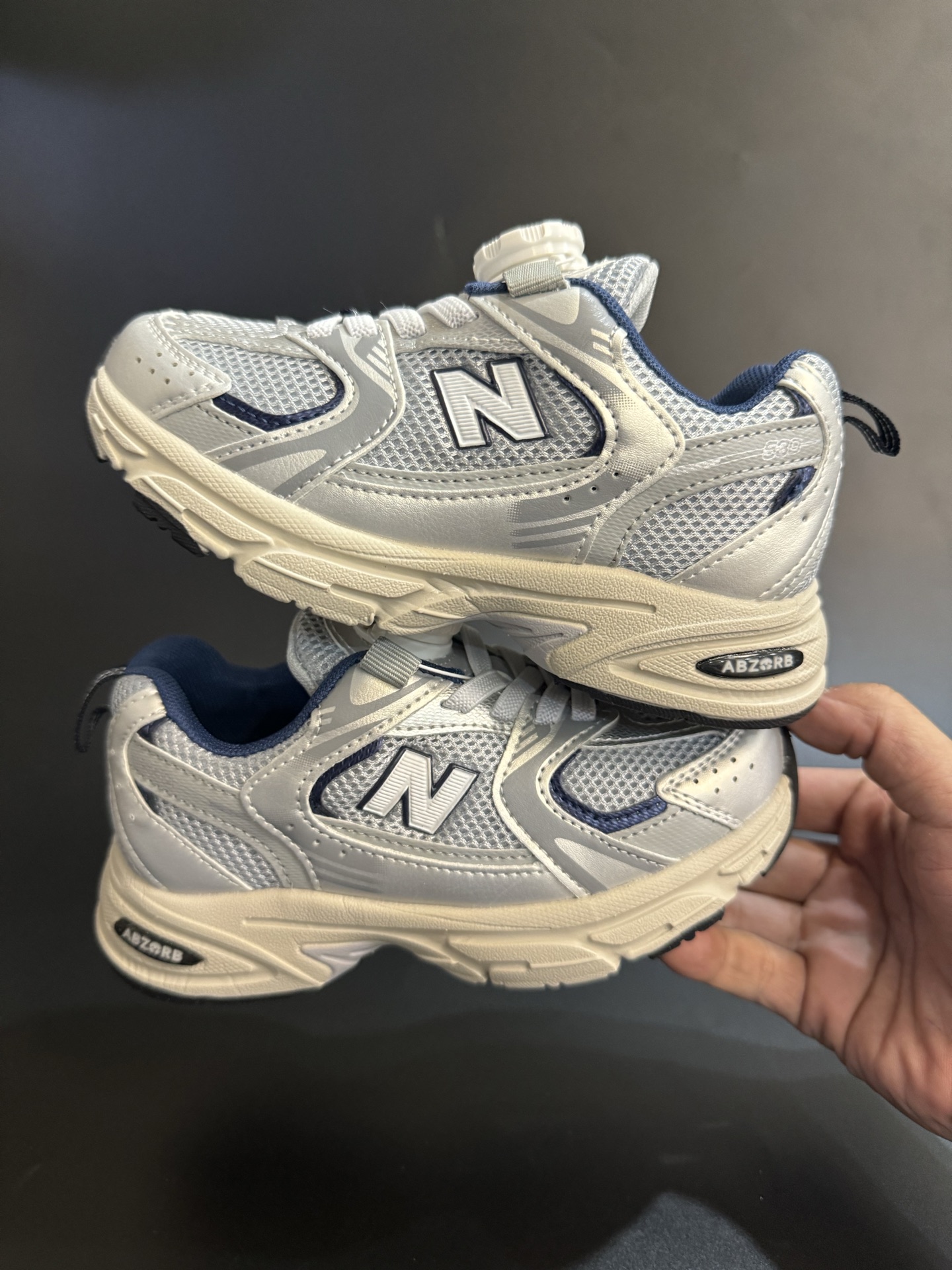 图片[9]-NB530旋转纽扣童鞋透气舒适运动鞋 尺码：26-37码 🌈对于许多家长来说，找到既美观又实用的儿童鞋是件棘手的事。但当谈到NB530旋转纽扣童鞋时，一切问题迎刃而解！这些鞋子不仅让宝宝们看起来更加可爱，而且穿脱也变得极其简单。🚀 🎈 旋转纽扣的设计不仅时尚，还非常便于小朋友们自己穿鞋。同时也减轻了父母每天早上匆忙帮孩子穿衣的压力。🌟 🌿 这些鞋子采用环保材料制成，对宝宝娇嫩的脚丫十分友好。柔软且透气的内里设计，保证了即使在炎炎夏日，宝宝也能感受到舒适。🌞 🎉 最重要的是，NB530童鞋的外观设计既简约又不失时尚感，无论是去公园玩耍还是参加家庭聚会，都是完美的选择。🎈-选品中心