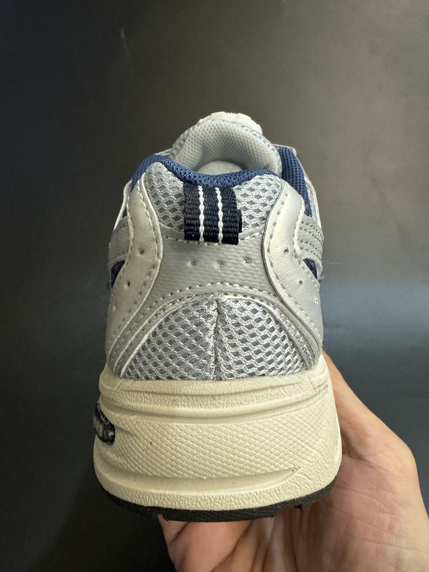 图片[7]-NB530旋转纽扣童鞋透气舒适运动鞋 尺码：26-37码 🌈对于许多家长来说，找到既美观又实用的儿童鞋是件棘手的事。但当谈到NB530旋转纽扣童鞋时，一切问题迎刃而解！这些鞋子不仅让宝宝们看起来更加可爱，而且穿脱也变得极其简单。🚀 🎈 旋转纽扣的设计不仅时尚，还非常便于小朋友们自己穿鞋。同时也减轻了父母每天早上匆忙帮孩子穿衣的压力。🌟 🌿 这些鞋子采用环保材料制成，对宝宝娇嫩的脚丫十分友好。柔软且透气的内里设计，保证了即使在炎炎夏日，宝宝也能感受到舒适。🌞 🎉 最重要的是，NB530童鞋的外观设计既简约又不失时尚感，无论是去公园玩耍还是参加家庭聚会，都是完美的选择。🎈-选品中心